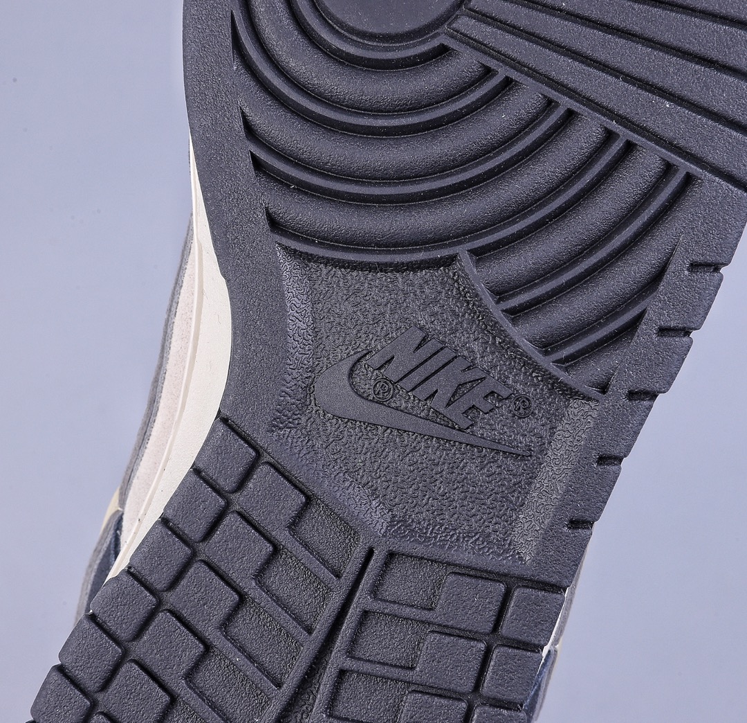 180 Nike Dunk SB Low 黑灰配色 此款Nike Dunk Low采用全绒面革打造DV3054-001