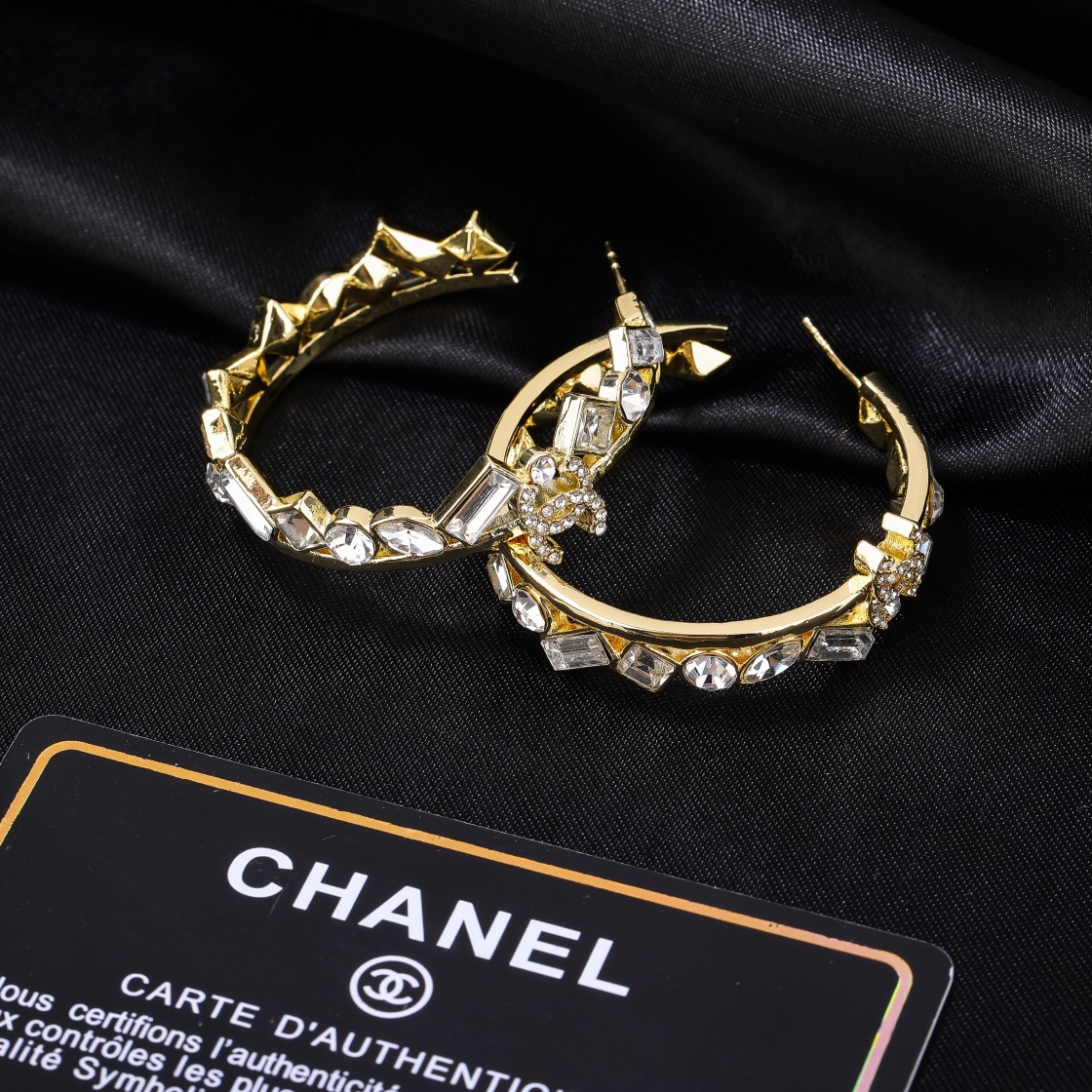 小香Chanel新款耳环每一个细节做工非常精细这款设计非常美轮美奂这款真的超级美超级仙精致小姐姐必备
