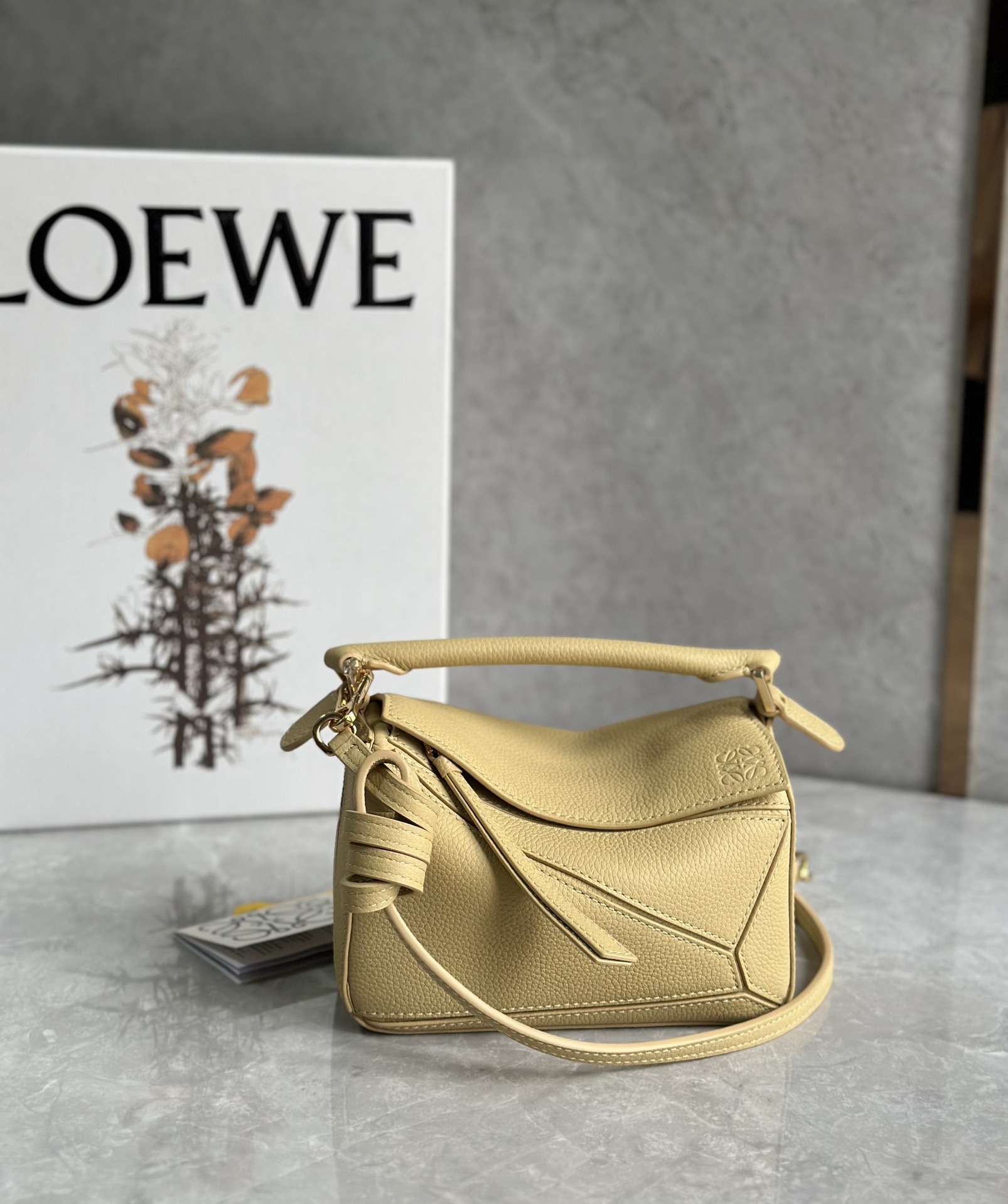 迷你号【LOEWE罗意威】超萌迷你几何包 PUZZLE -NEW 酷炫时尚感十足，大牌明星范儿十足，包包自身重量几乎️忽略，炒鸡实用，出门装手机小钱包口红粉饼,毫无累赘感，轻松愉快人生从此开启(你们最关心的xs，plus都ok哈）郑品独家拆包定制，高端独家私定制五金，进口小牛皮，德国进口莎菲线，进口ykk拉链，ZP工艺，原版礼盒包装，让你尊享顶级品质！型号：L061838，L10173。尺寸：18×12.5×8cm