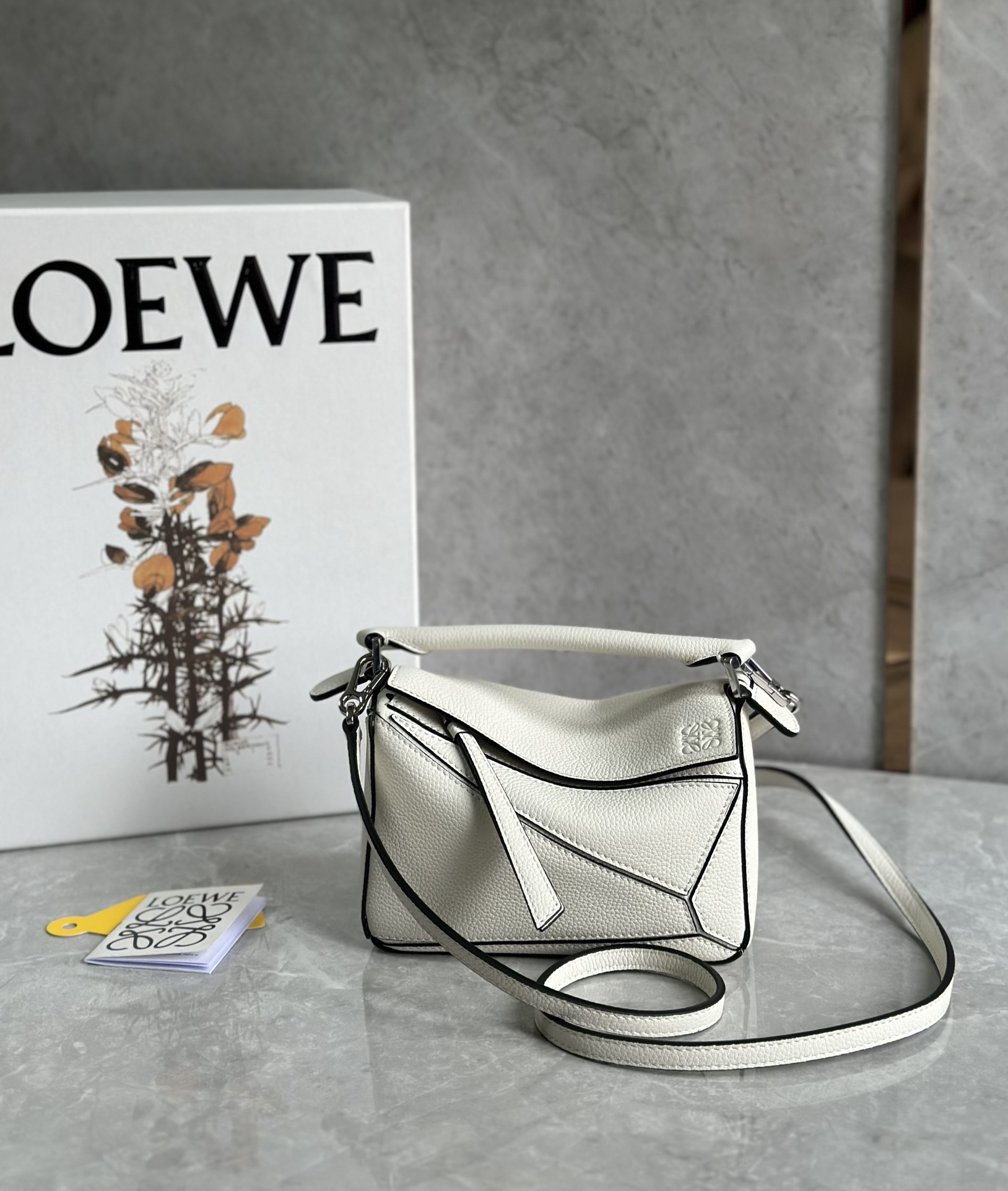 迷你号【LOEWE罗意威】超萌迷你几何包 PUZZLE -NEW 酷炫时尚感十足，大牌明星范儿十足，包包自身重量几乎️忽略，炒鸡实用，出门装手机小钱包口红粉饼,毫无累赘感，轻松愉快人生从此开启(你们最关心的xs，plus都ok哈）郑品独家拆包定制，高端独家私定制五金，进口小牛皮，德国进口莎菲线，进口ykk拉链，ZP工艺，原版礼盒包装，让你尊享顶级品质！型号：L061838，L10173。尺寸：18×12.5×8cm