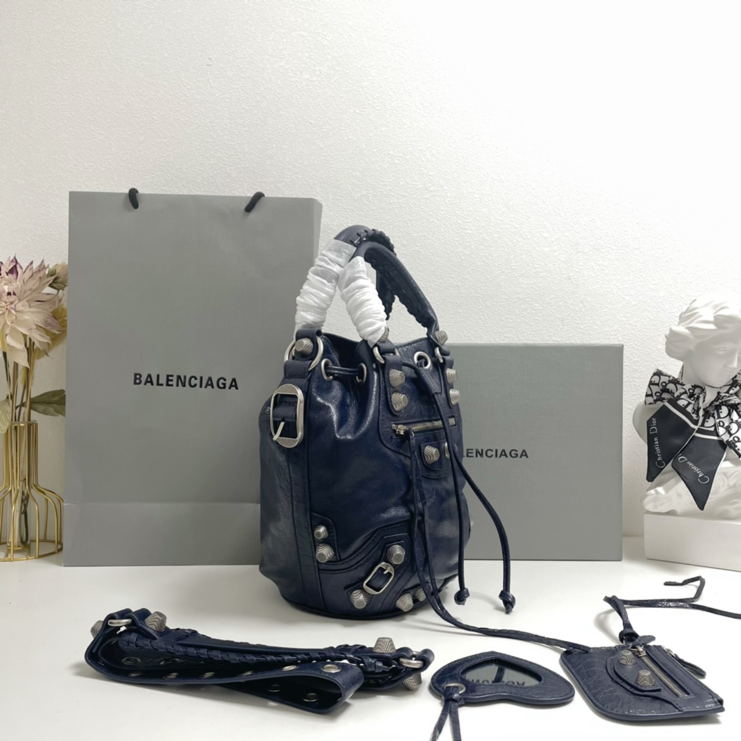 Balenciaga Classic Handcrafted Luxury Leather Shoulder Bag Ref.938420FF 2