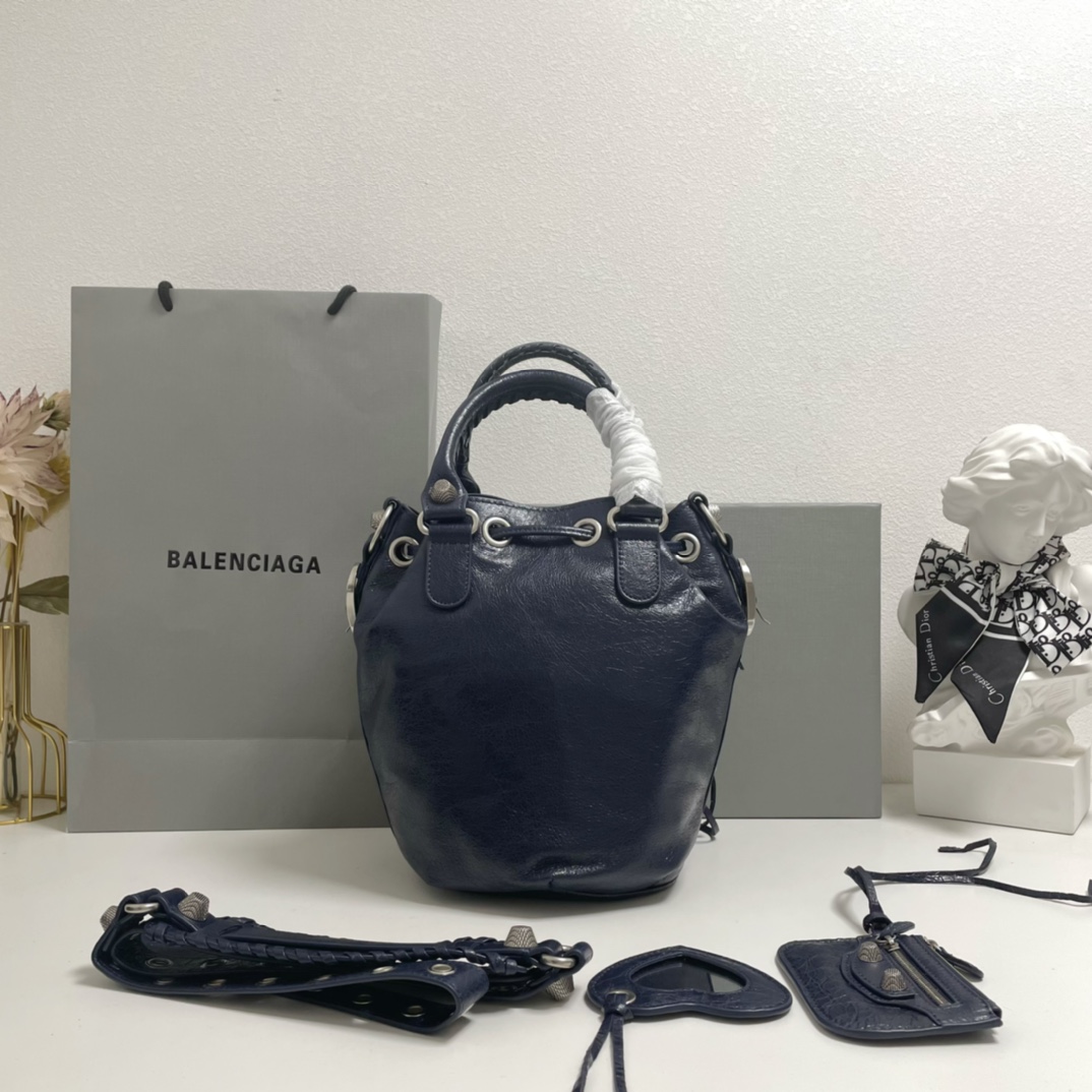 Balenciaga Classic Handcrafted Luxury Leather Shoulder Bag Ref.938420FF 3