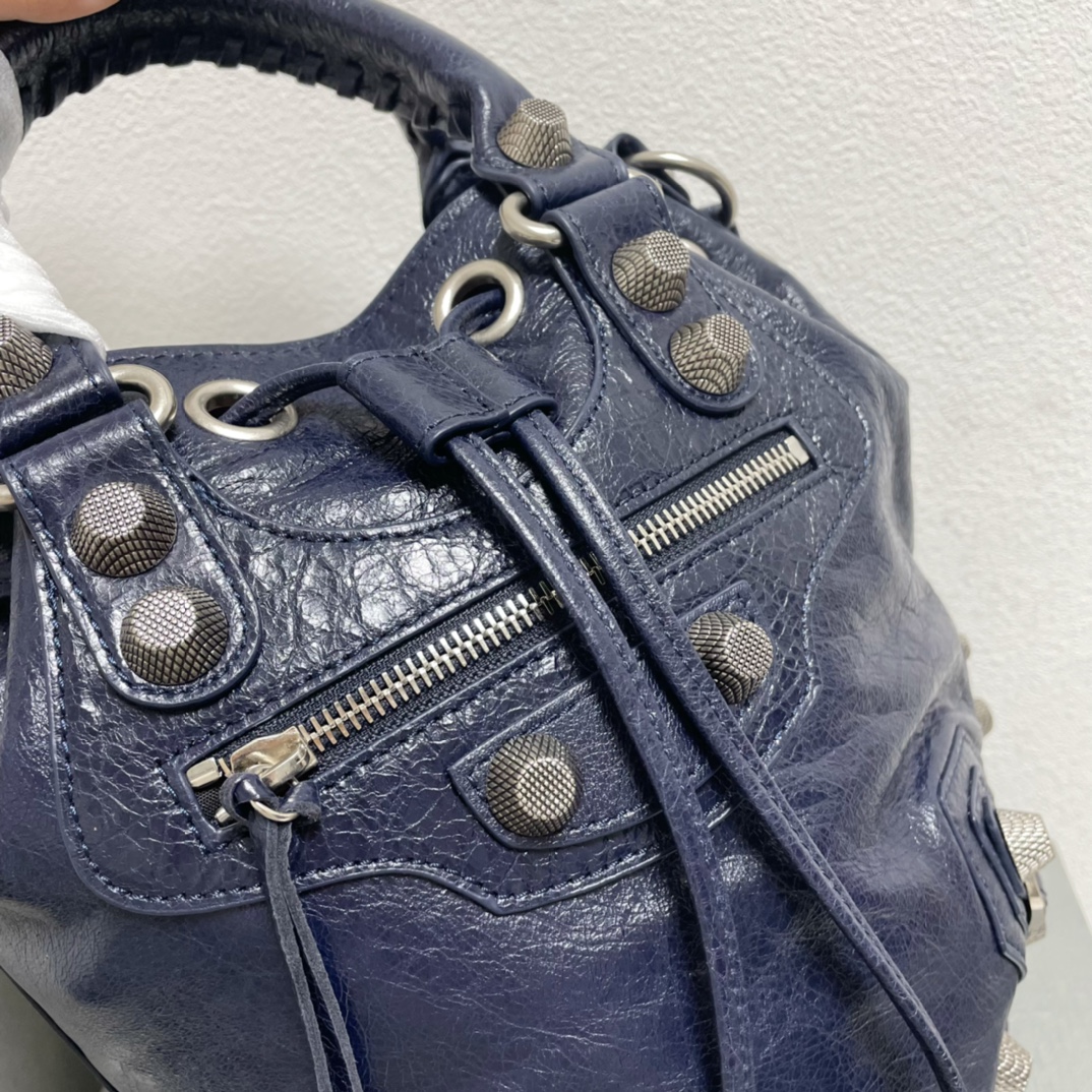 Balenciaga Classic Handcrafted Luxury Leather Shoulder Bag Ref.938420FF 5