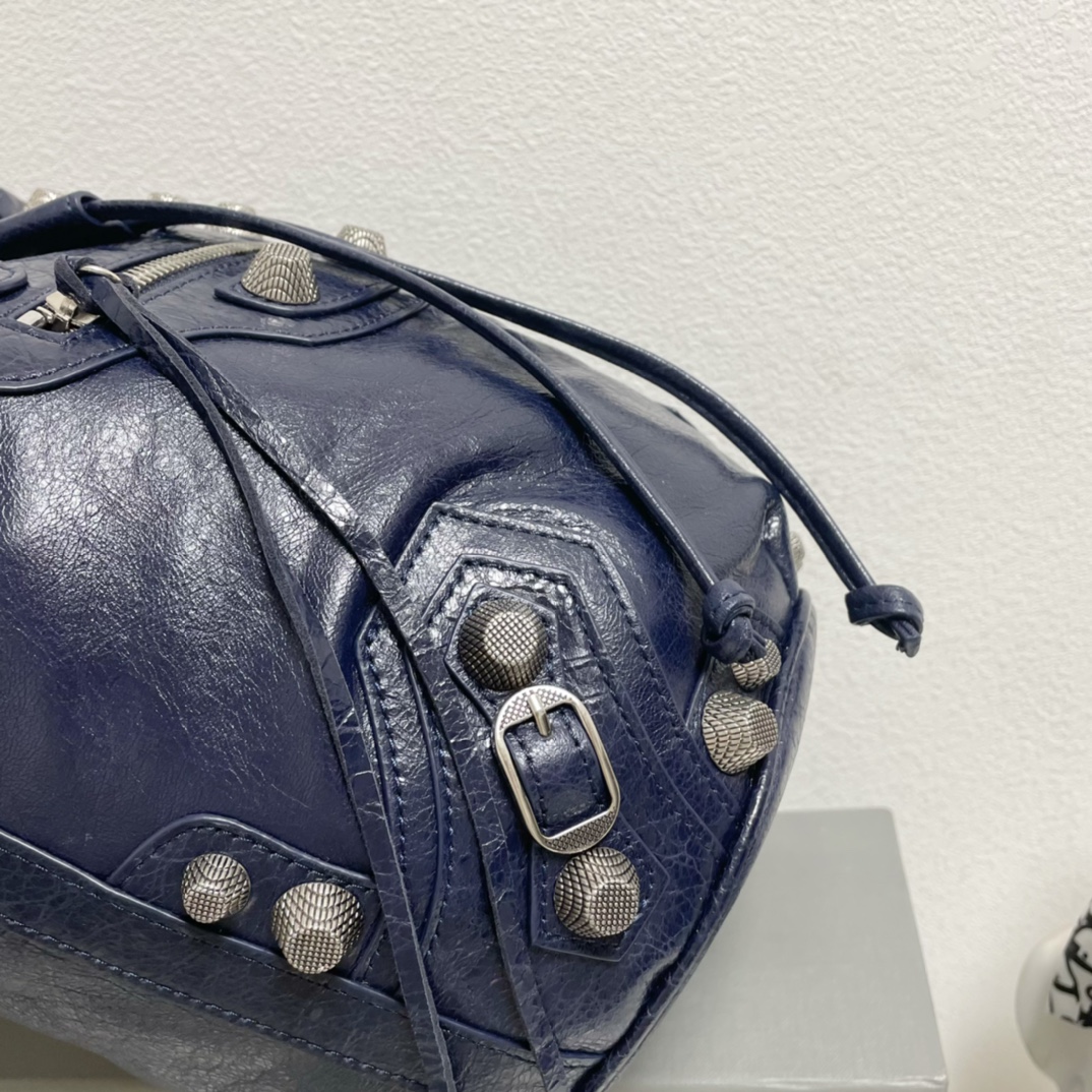 Balenciaga Classic Handcrafted Luxury Leather Shoulder Bag Ref.938420FF 6