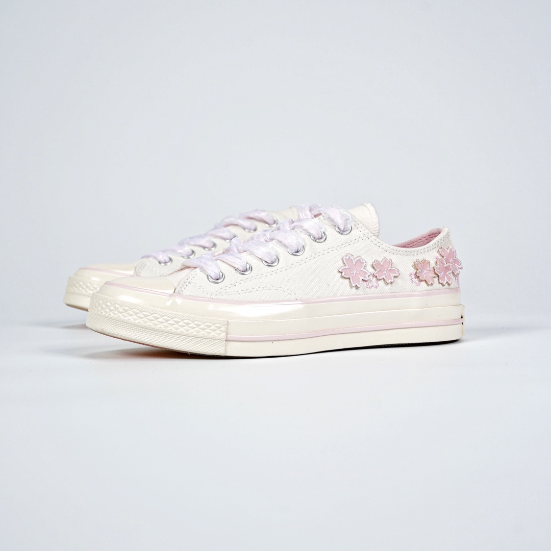 大货出

匡威CHUCK 70S春季新款樱花刺绣系列
匡威你这次真的美到犯规了！
花开春日，更添浪漫🌸🌸🌸
充🈵️梦幻氛围的粉白配色
我的少女心泛滥了！！
精致花朵🌸绽放在鞋面上 
鞋面刺绣小樱花🌸鞋内侧小花瓣
半透明水晶底小樱花好好看哇
精致花朵🌸绽放在鞋面上
欧根纱鞋带系住春日浪漫🎀 太仙噜～
穿这双匡威一起去花海吧🌸
春夏搭配小裙子无敌好看！
粉色高帮 🏷️A06221C
粉色低帮 🏷️A06222C
尺码：35 36 36.5 37 37.5 38 39 39.5 40