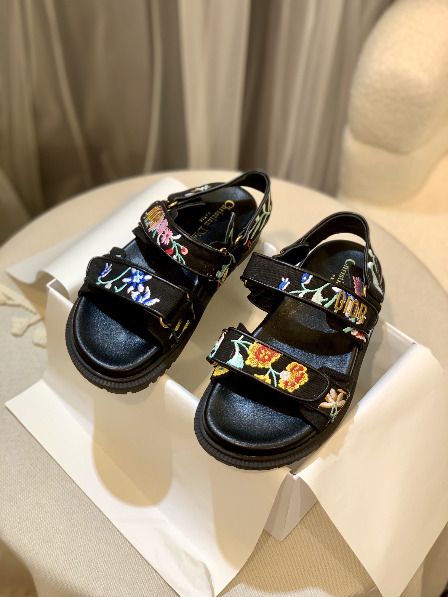 [amor] Dior últimos modelos ---- muy explosivo un Dior 2023 nuevo nuevo color sandalias palo mágico 