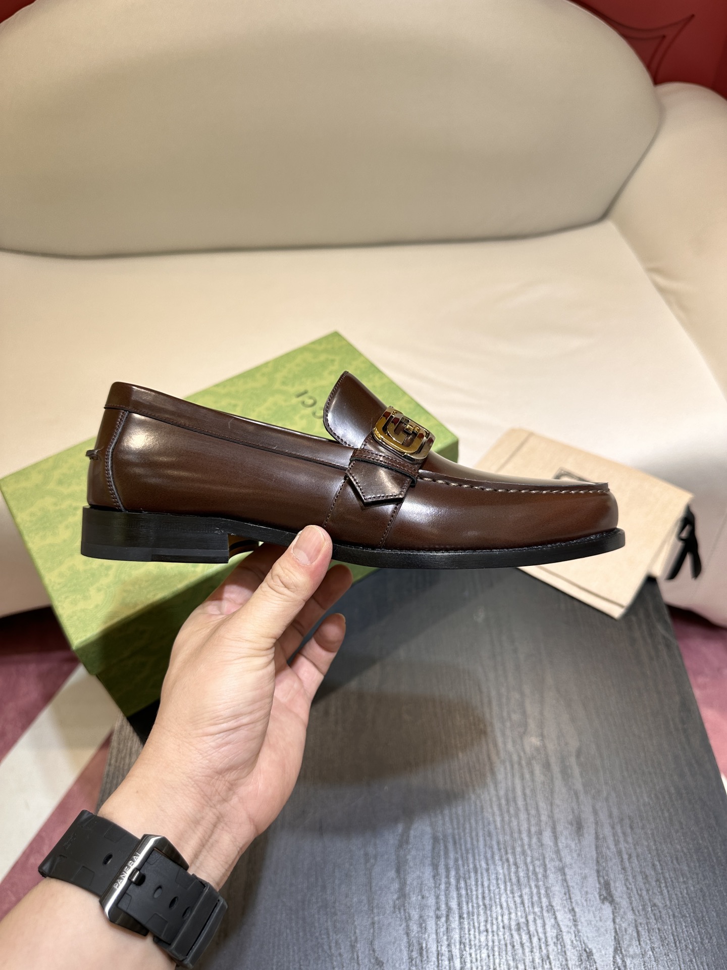 Gucci 深緑レザー楽福靴 - ジオメトリックデザインと双Gロゴ