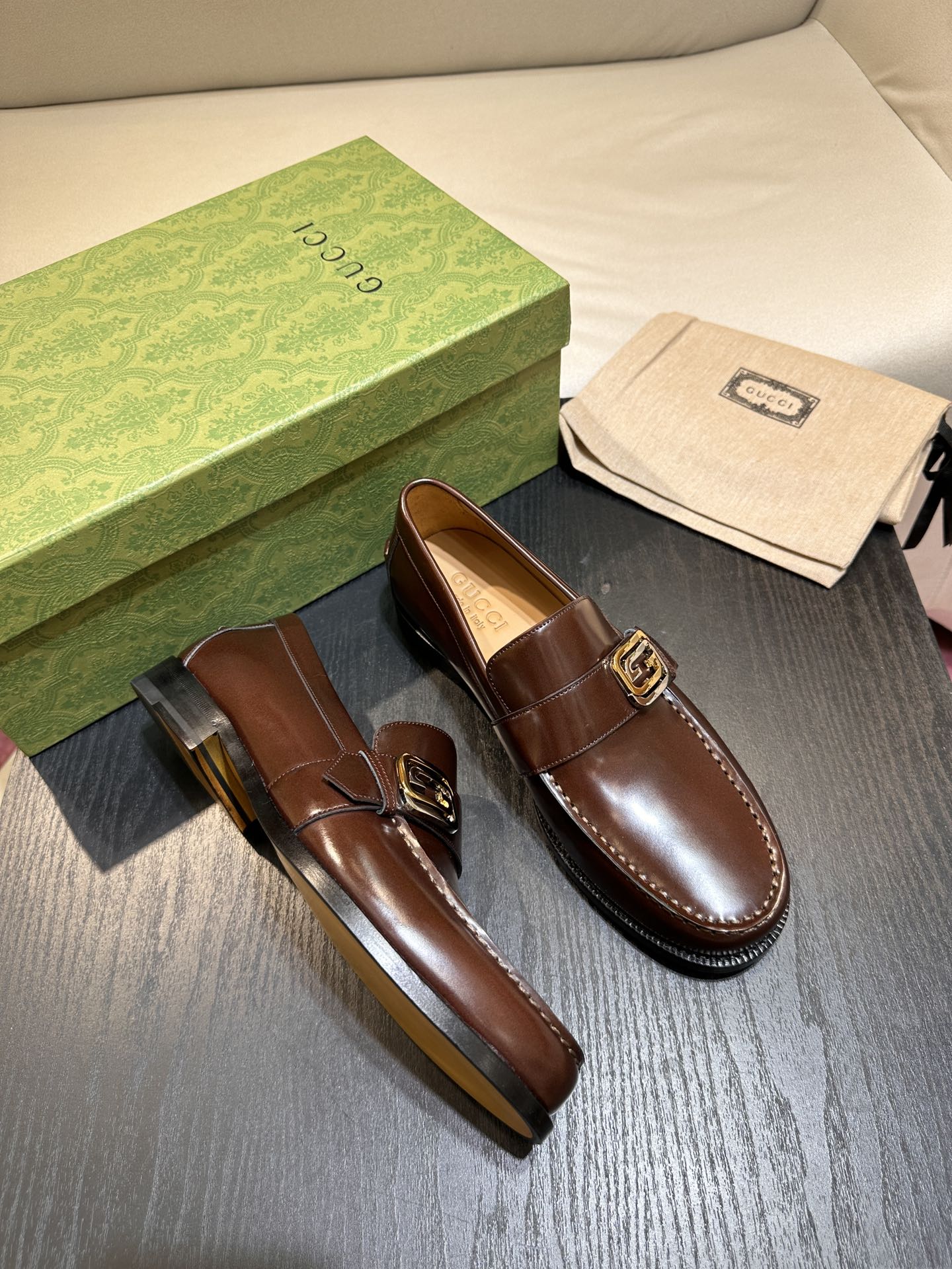 Gucci 深緑レザー楽福靴 - ジオメトリックデザインと双Gロゴ