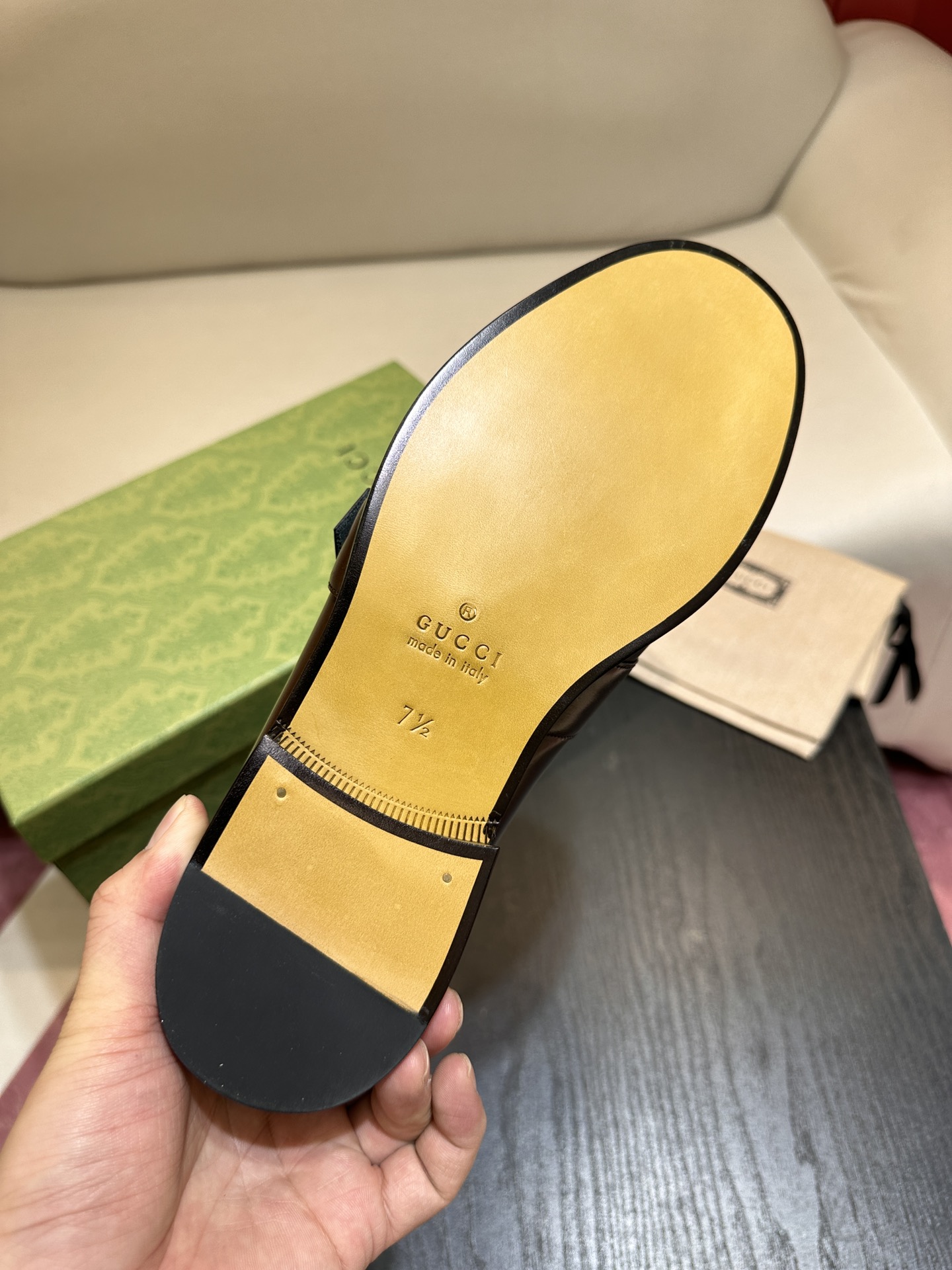 Gucci 深緑レザー楽福靴 - ジオメトリックデザインと双Gロゴ