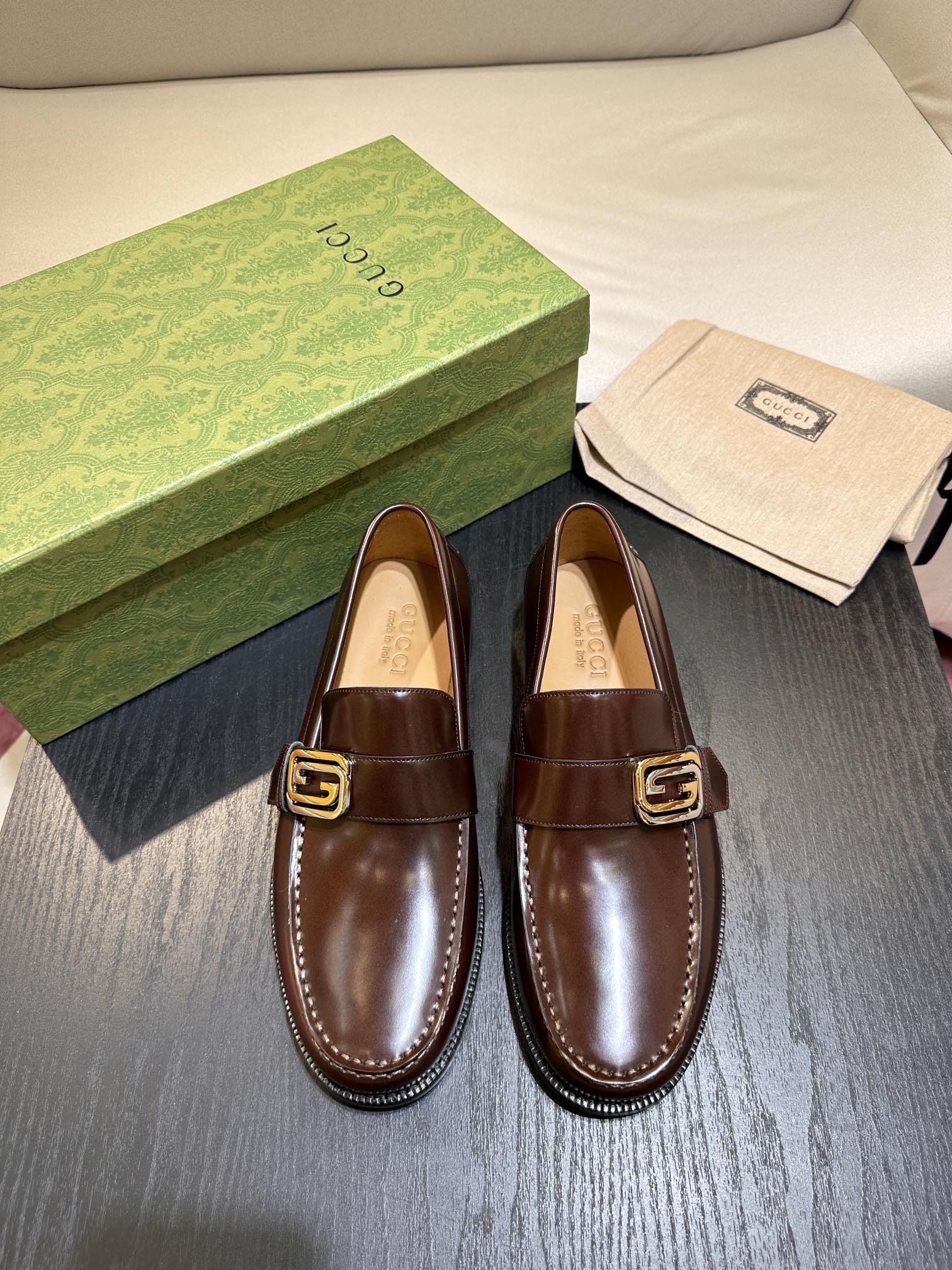 Gucci 深緑レザー楽福靴 - ジオメトリックデザインと双Gロゴ