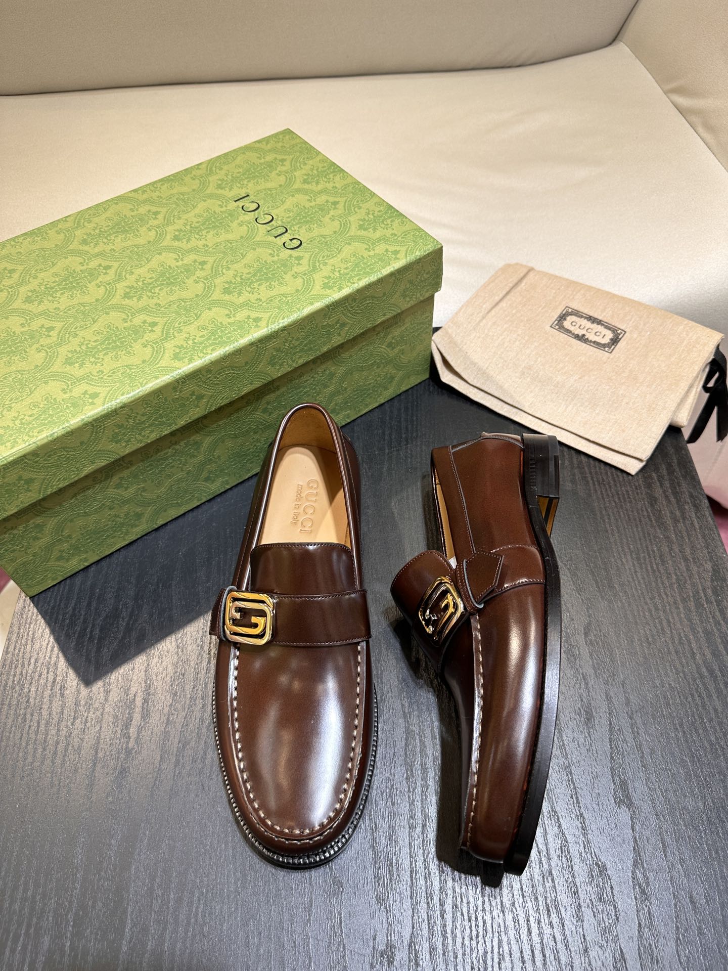 Gucci 深緑レザー楽福靴 - ジオメトリックデザインと双Gロゴ