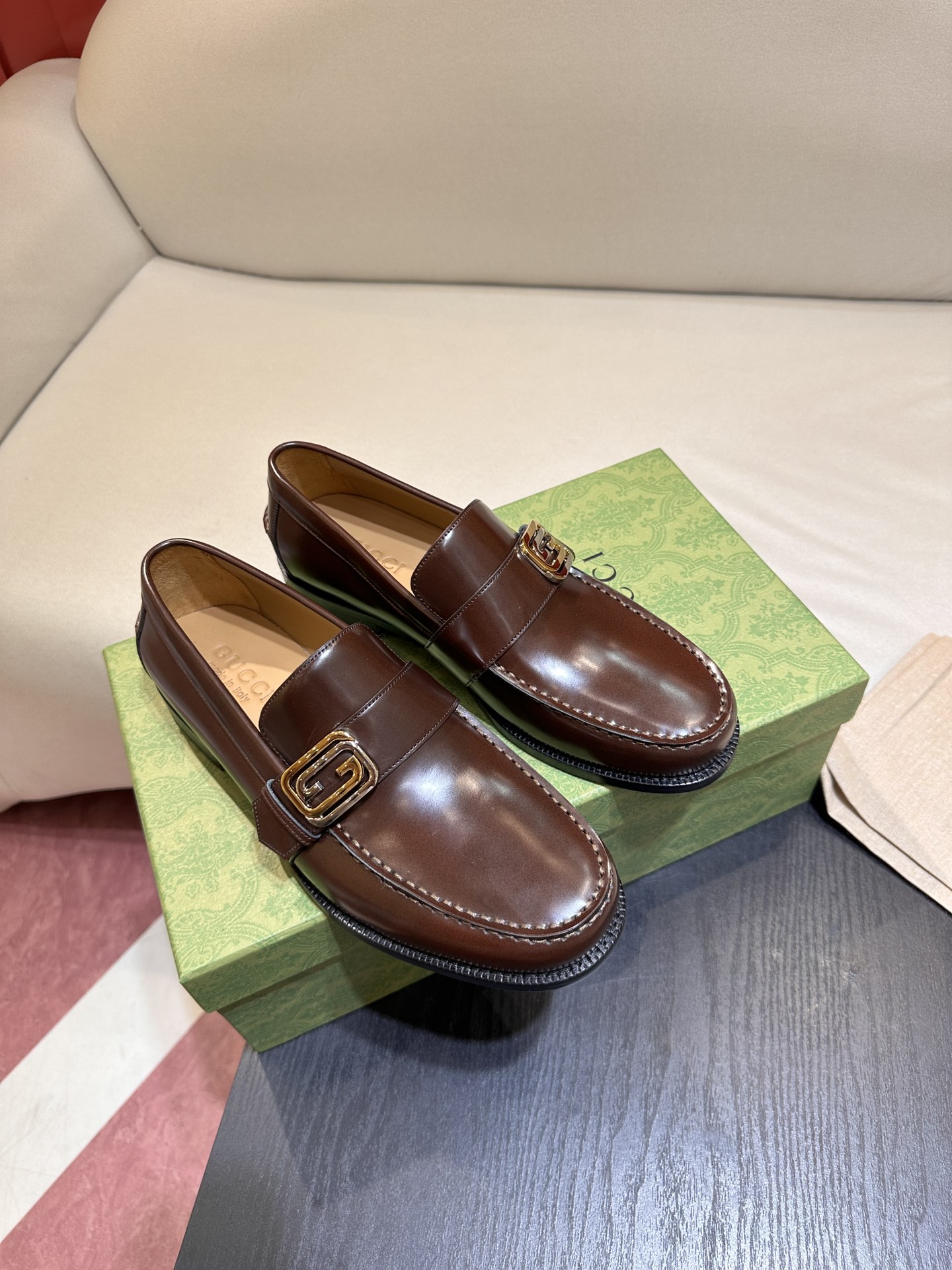 Gucci 深緑レザー楽福靴 - ジオメトリックデザインと双Gロゴ