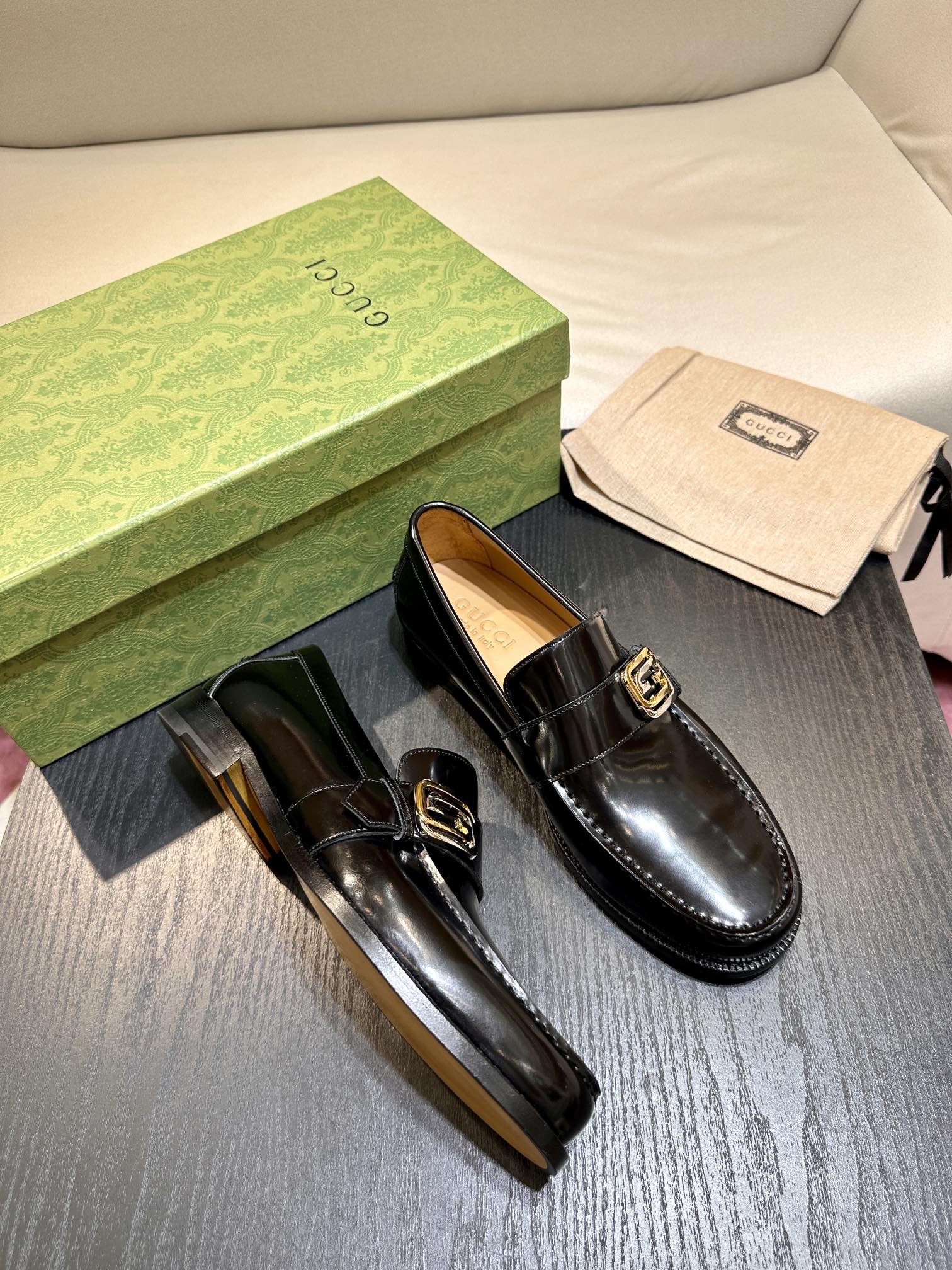 Gucci深緑レザー楽福靴|幾何学的デザインと双Gロゴ
