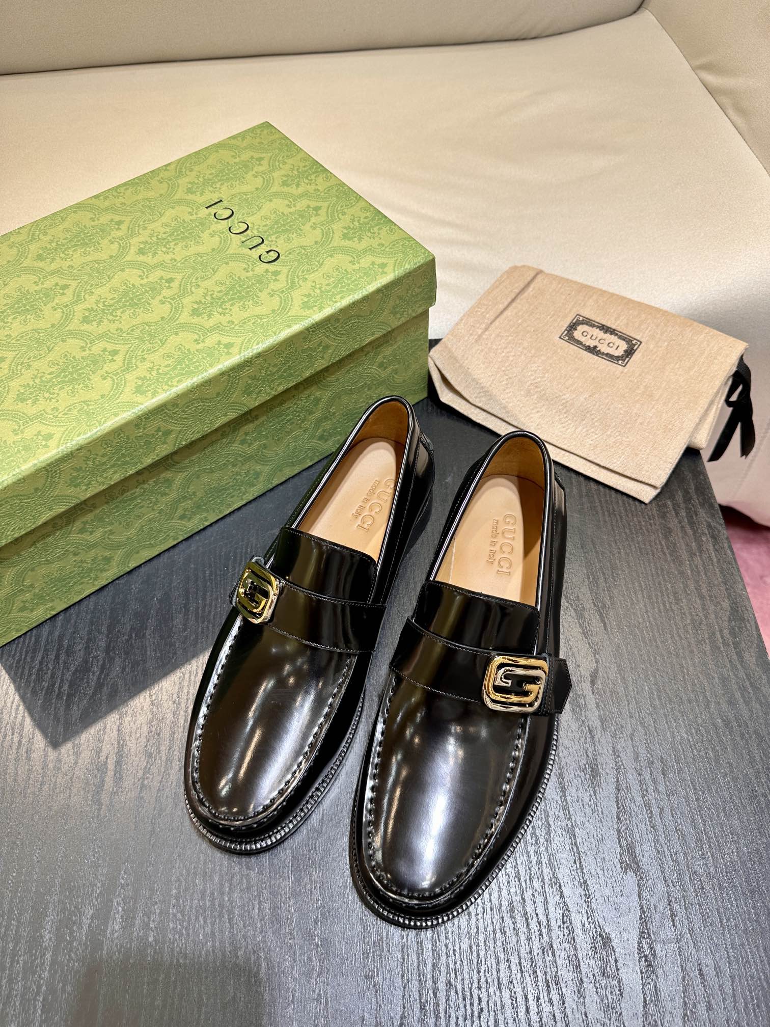 Gucci深緑レザー楽福靴|幾何学的デザインと双Gロゴ