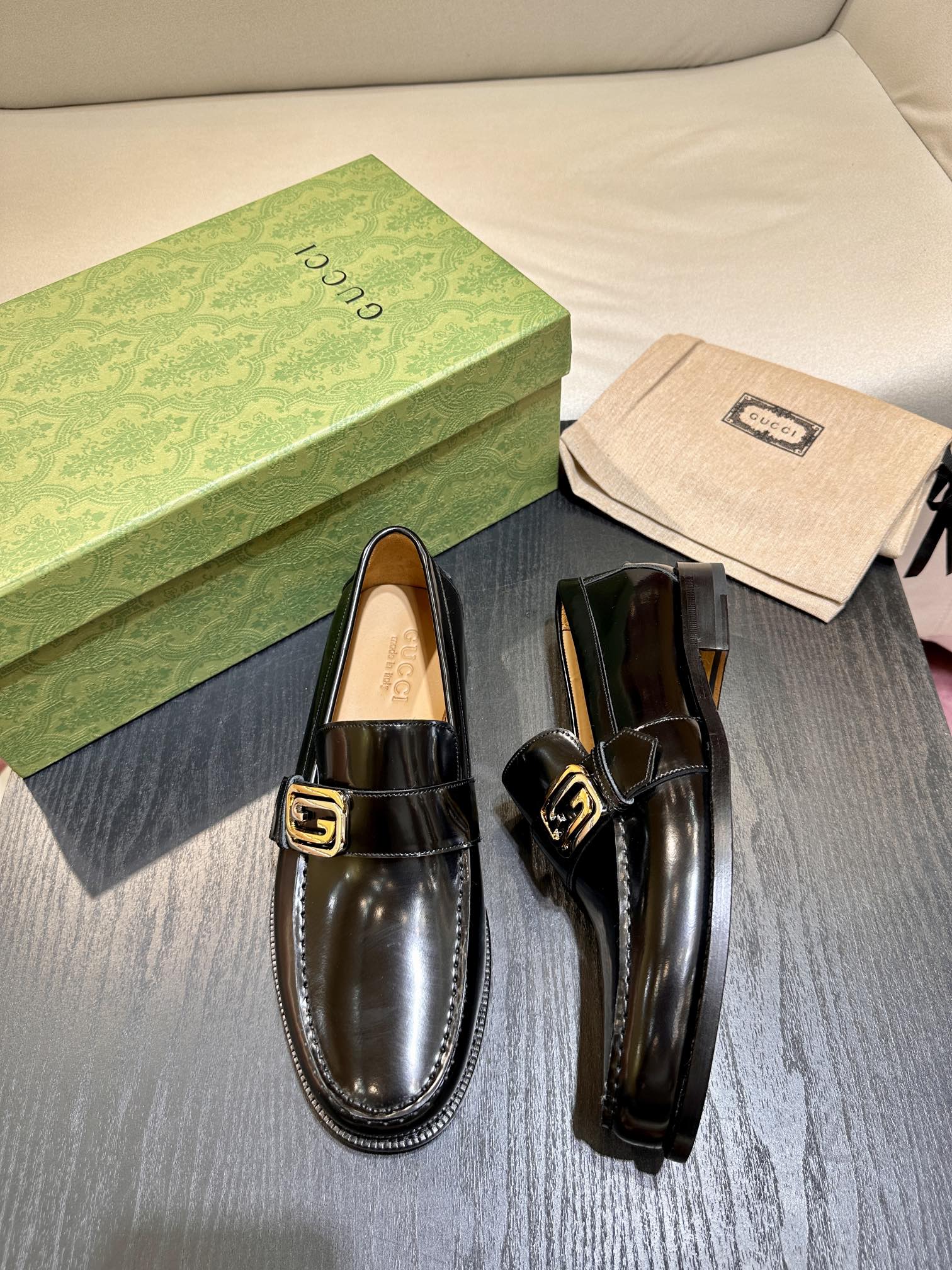 Gucci深緑レザー楽福靴|幾何学的デザインと双Gロゴ