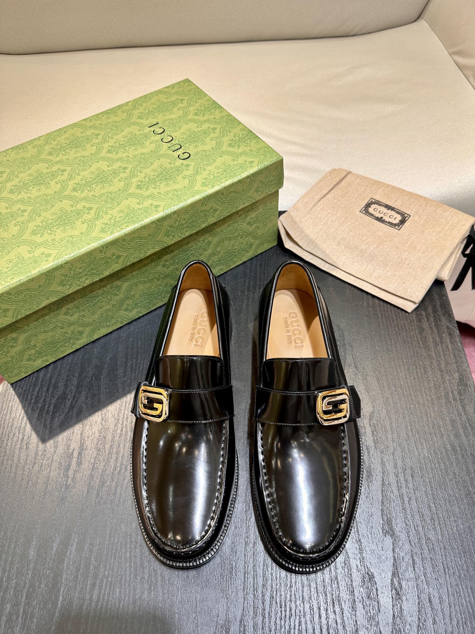 NO:278824,Top version Gucc* brand collection elements are rejuvenated in geometric shapes to interpret the interlocking double G logo, presenting a variety of new accessories. This accessory injects exquisite retro style into this dark green leather loafer, adding a timeless texture to the design. .Size 39-45,,gucci,loafers19860909顶级版本 Gucc*品牌典藏元素以几何造型焕新演绎互扣式双G标识,呈现多款全新配饰单品.该配件为这款深绿色皮革乐福鞋注入精美复古格调,为设计增添隽永质感. .Size 39-45,,gucci,loafers,Men's shoes