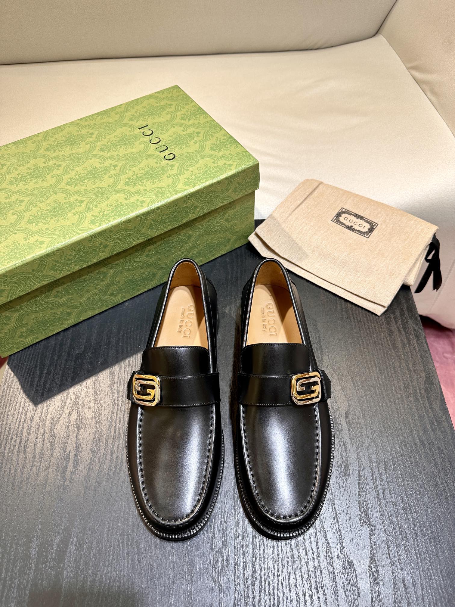 NO:278827,Top version Gucc* brand collection elements are rejuvenated with geometric shapes to interpret the interlocking double G logo, presenting a variety of new accessories. This accessory injects exquisite retro style into this dark green leather loafer, adding a timeless texture to the design. Size 39-45,,gucci,loafers19860909顶级版本 Gucc*品牌典藏元素以几何造型焕新演绎互扣式双G标识,呈现多款全新配饰单品.该配件为这款深绿色皮革乐福鞋注入精美复古格调,为设计增添隽永质感. . Size 39-45,,gucci,loafers,Men's shoes