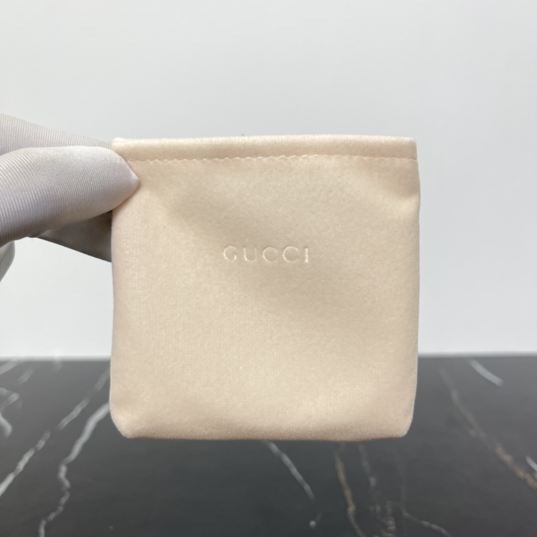 Gucci Poudre De Beauté Mat Naturel Face Powder - Luxurious Matte Finish 4 i1680611426 3230 2