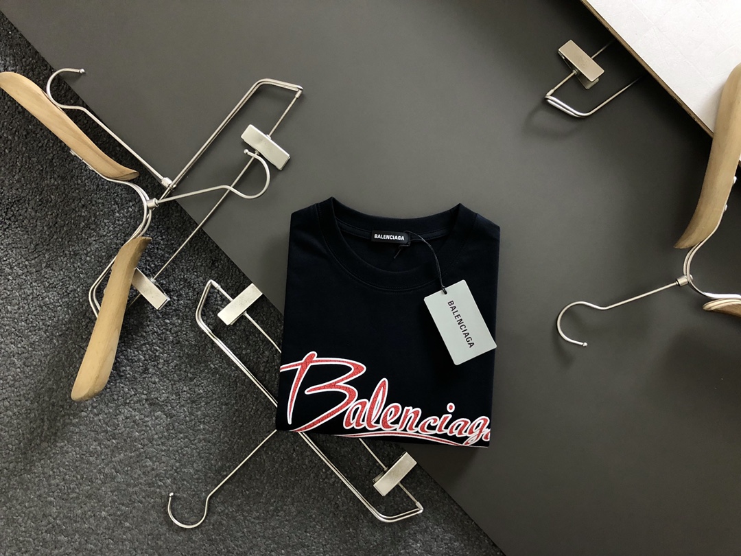 P75 BALENCIAGA/巴黎世家 26ss夏季新款圆领短袖T恤！270克重磅高端纯棉面料，手感质感都极完美！修身裁剪设计干净利落！时尚又好看！走线做工非常精致！版型效果超赞！而且透气性能超强！任何年龄阶段都可轻松驾驭，男士衣橱里必备…