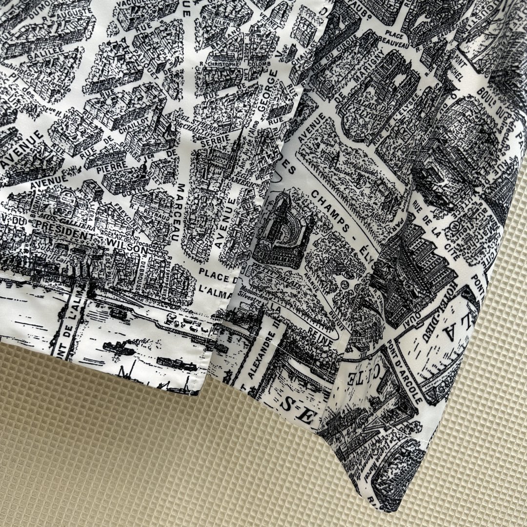 D23早秋又是非常爆的翻领风衣灵感来自于典藏馆里的巴黎地图属于报纸系列抢眼时尚YB购入1:1打造订制印花