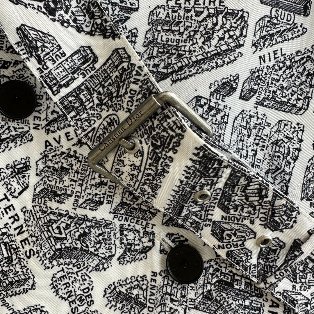 D23早秋又是非常爆的翻领风衣灵感来自于典藏馆里的巴黎地图属于报纸系列抢眼时尚YB购入1:1打造订制印花