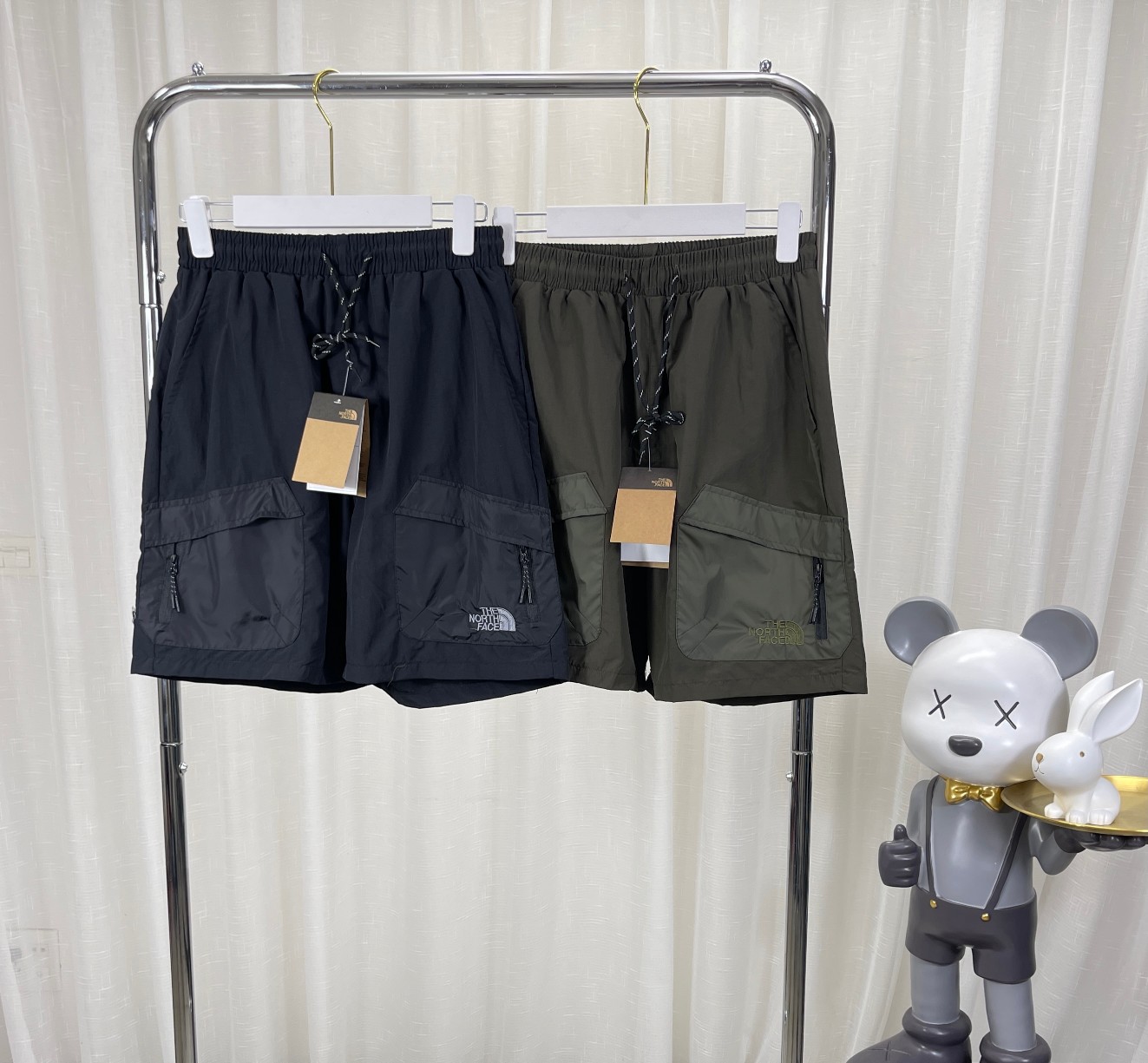 TNF City Shorts: High-Quality, Waterproof, Black-Green Nylon Pants with Premium Details - 图片 1