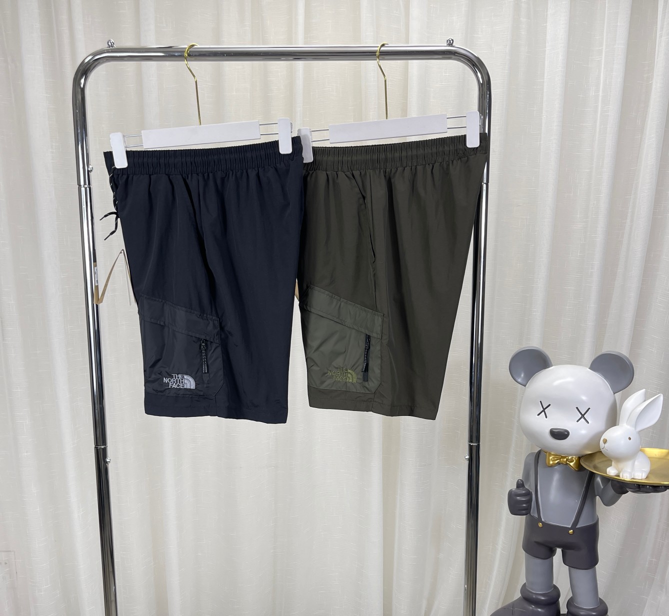 TNF City Shorts: High-Quality, Waterproof, Black-Green Nylon Pants with Premium Details - 图片 3