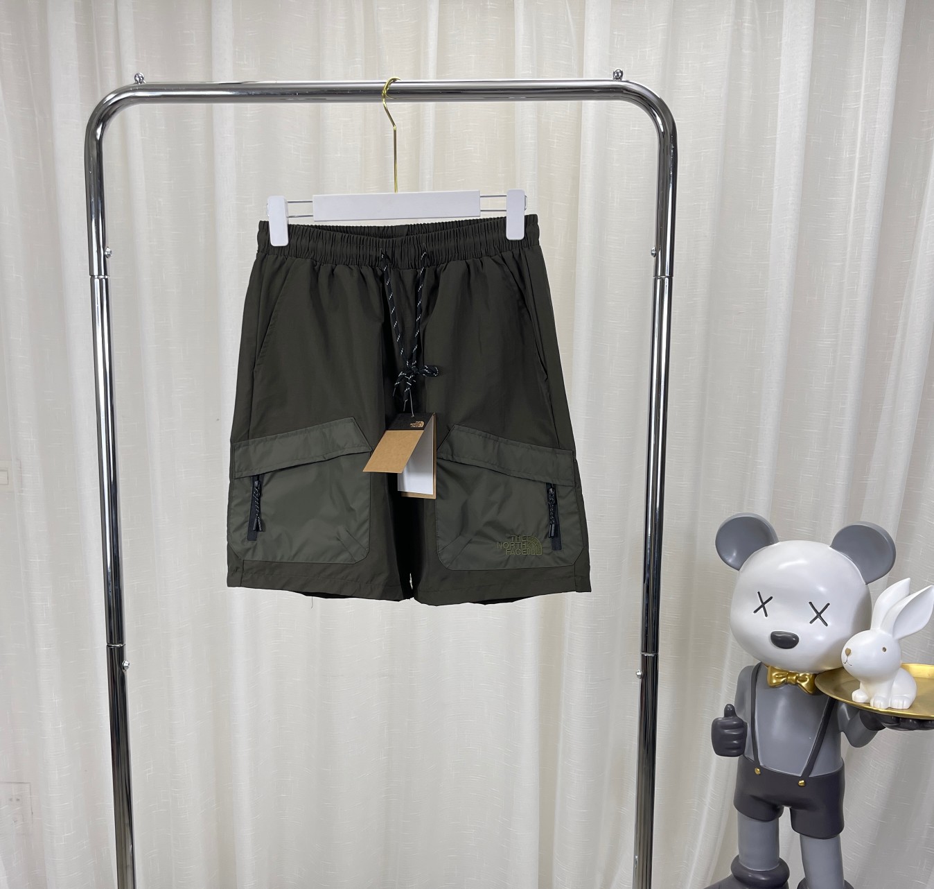 TNF City Shorts: High-Quality, Waterproof, Black-Green Nylon Pants with Premium Details - 图片 4