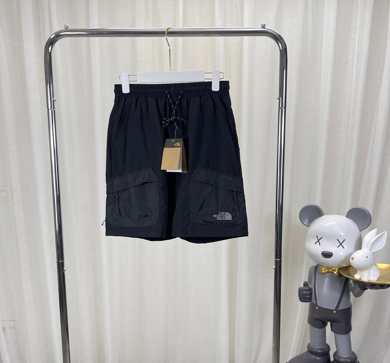 TNF City Shorts: High-Quality, Waterproof, Black-Green Nylon Pants with Premium Details - 图片 5