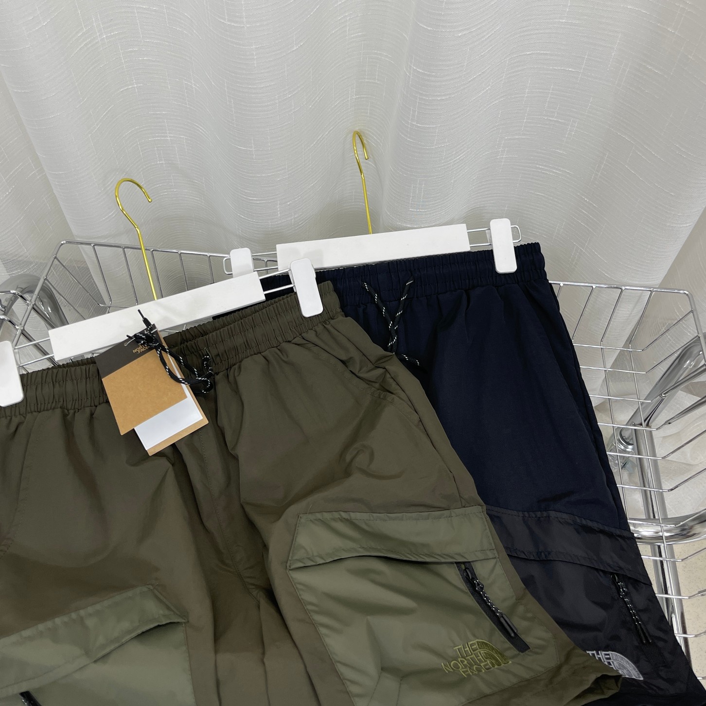 TNF City Shorts: High-Quality, Waterproof, Black-Green Nylon Pants with Premium Details - 图片 6