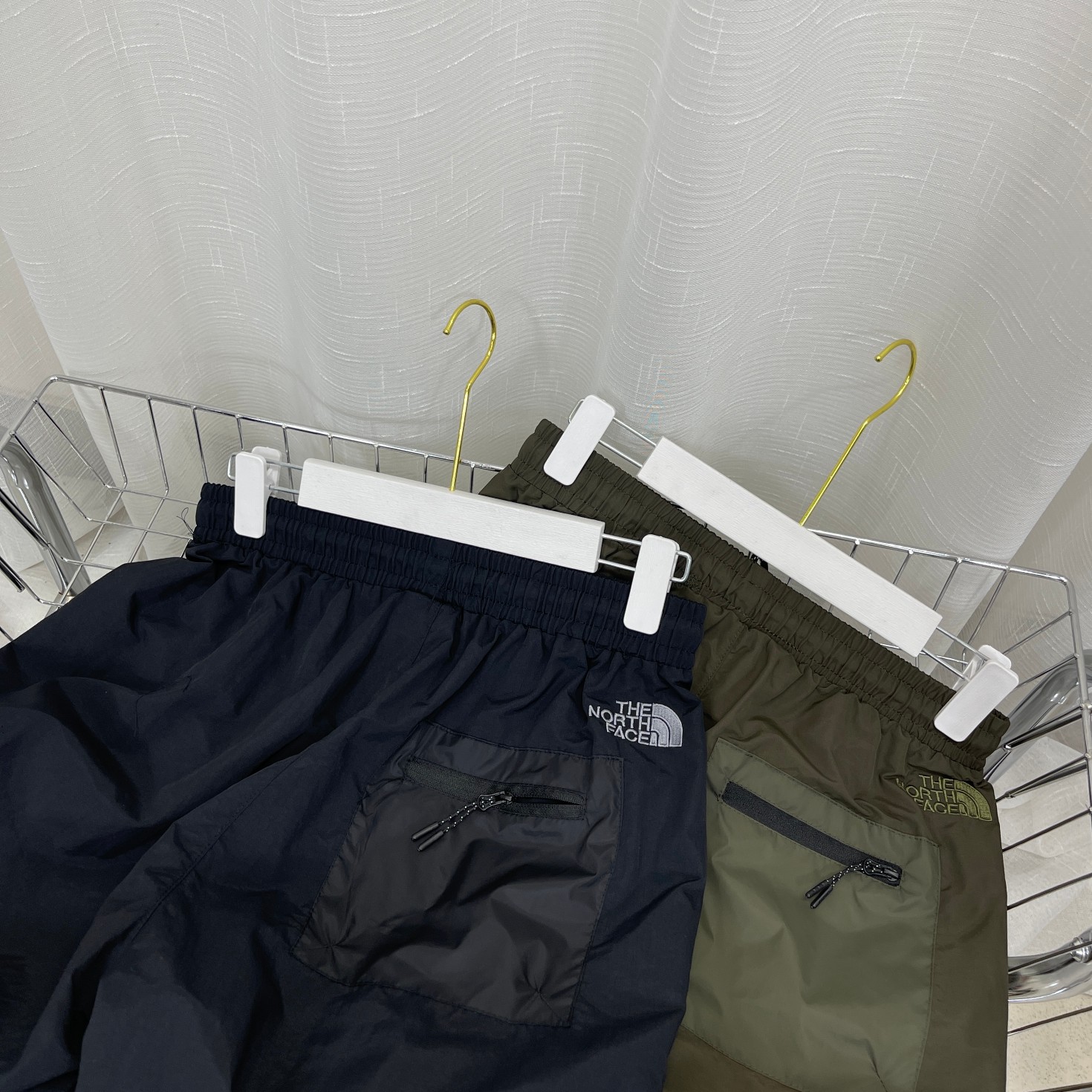 TNF City Shorts: High-Quality, Waterproof, Black-Green Nylon Pants with Premium Details - 图片 7