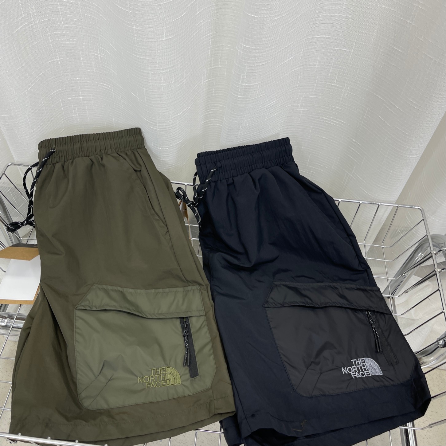 TNF City Shorts: High-Quality, Waterproof, Black-Green Nylon Pants with Premium Details - 图片 8