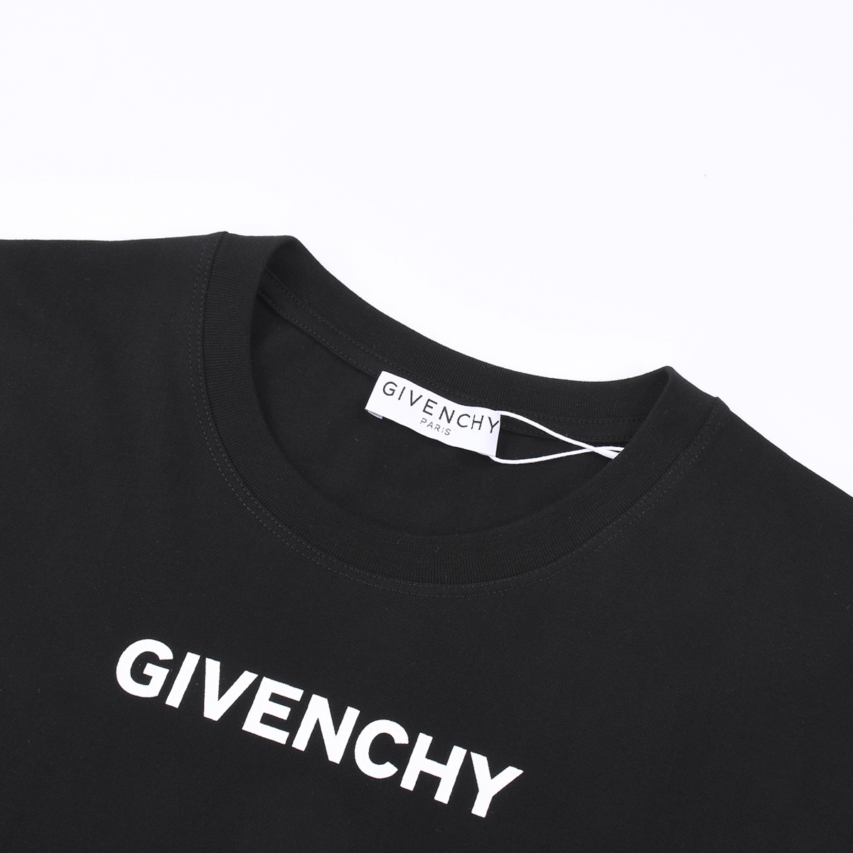 💰88 
GIVENCHY纪梵希2023ss新款魔毯短袖T桖

印花塑造立体视觉效果，220g纯棉面料柔软舒适，宽松版型 男女同款