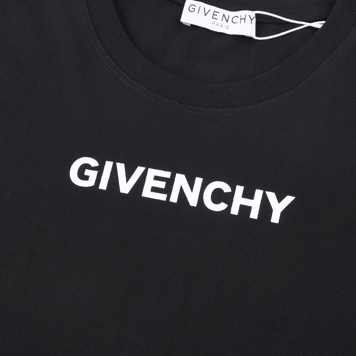 💰88 
GIVENCHY纪梵希2023ss新款魔毯短袖T桖

印花塑造立体视觉效果，220g纯棉面料柔软舒适，宽松版型 男女同款