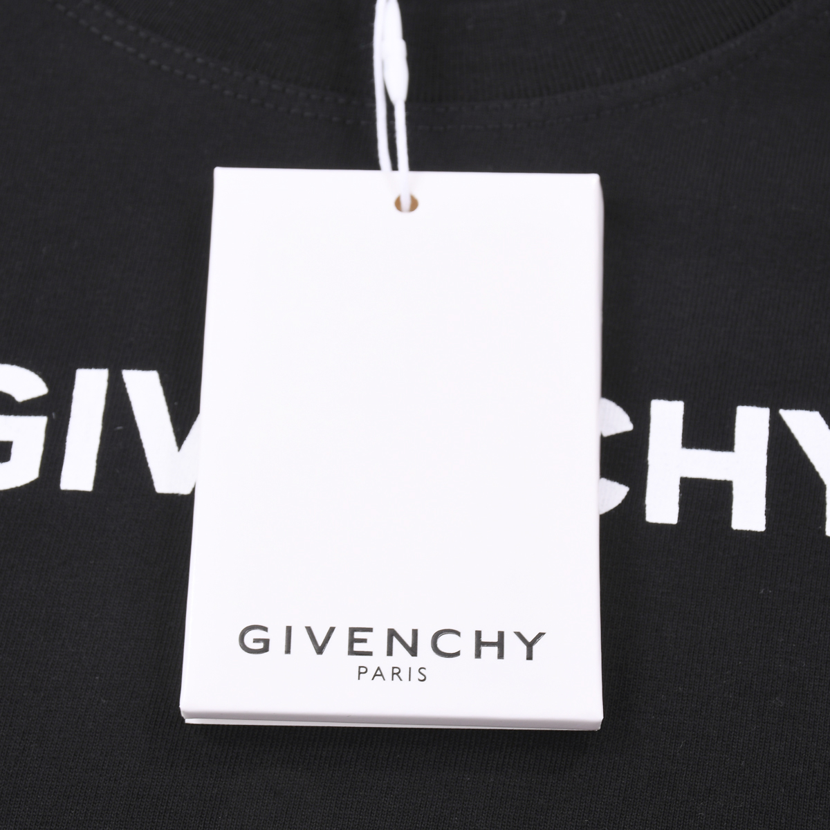 💰88 
GIVENCHY纪梵希2023ss新款魔毯短袖T桖

印花塑造立体视觉效果，220g纯棉面料柔软舒适，宽松版型 男女同款