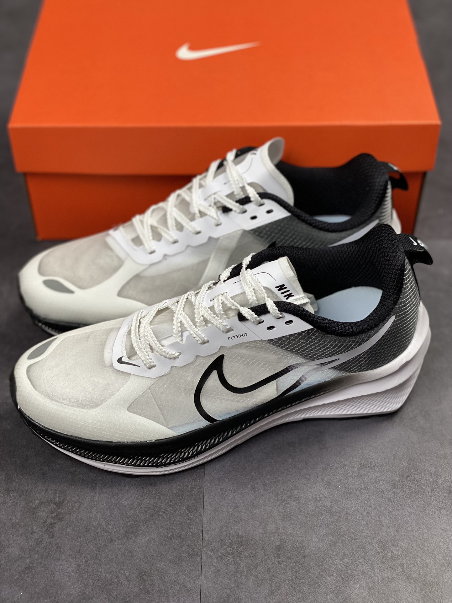 170 Nike Air Zoom Viale 维亚尔系列运动跑鞋CW7358-880