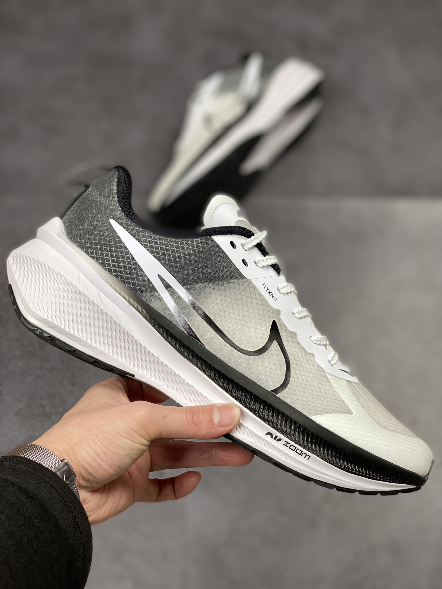 170 Nike Air Zoom Viale 维亚尔系列运动跑鞋CW7358-880