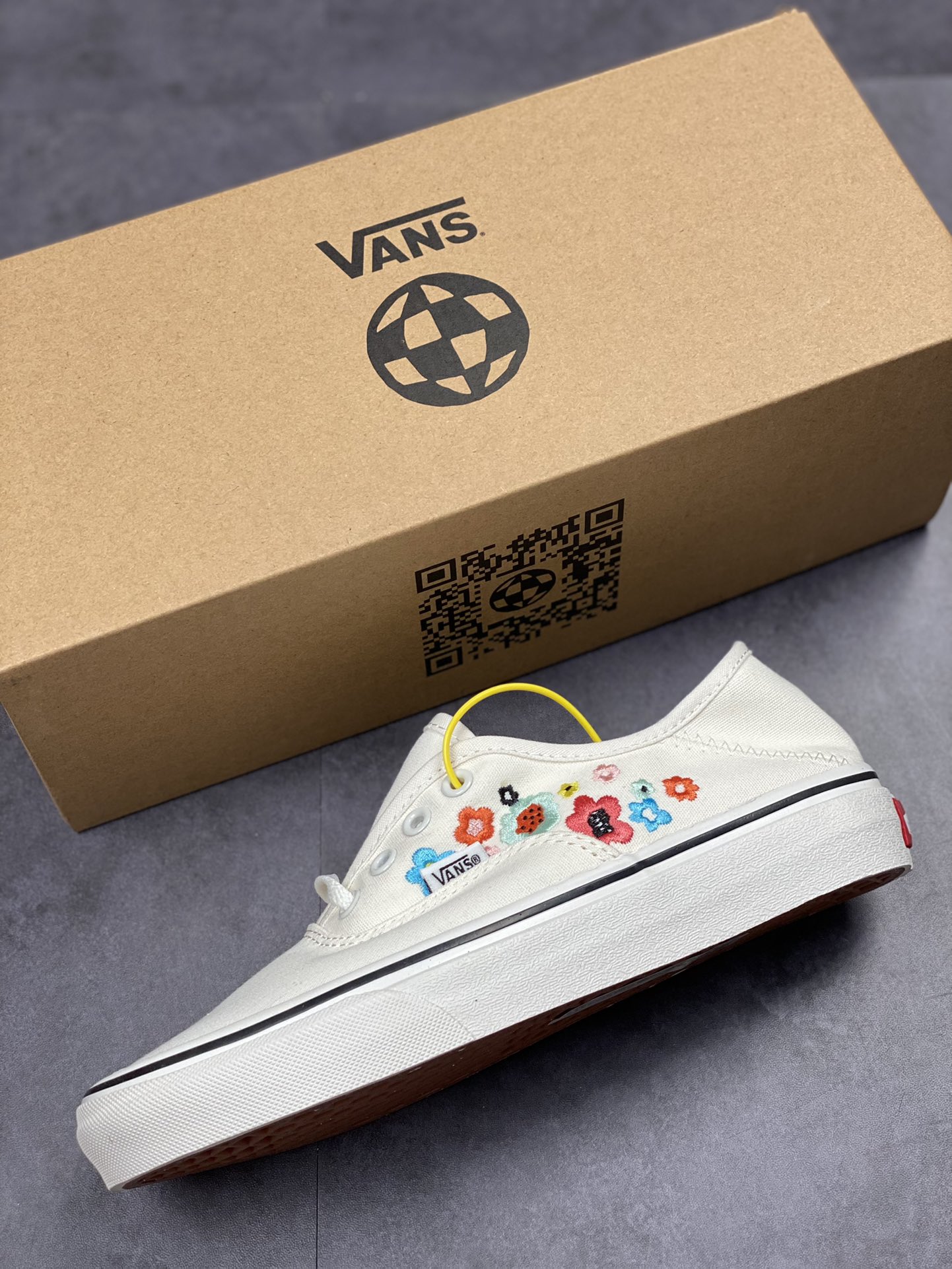 150 Vans Authentic VR3白色小花男女鞋帆布鞋