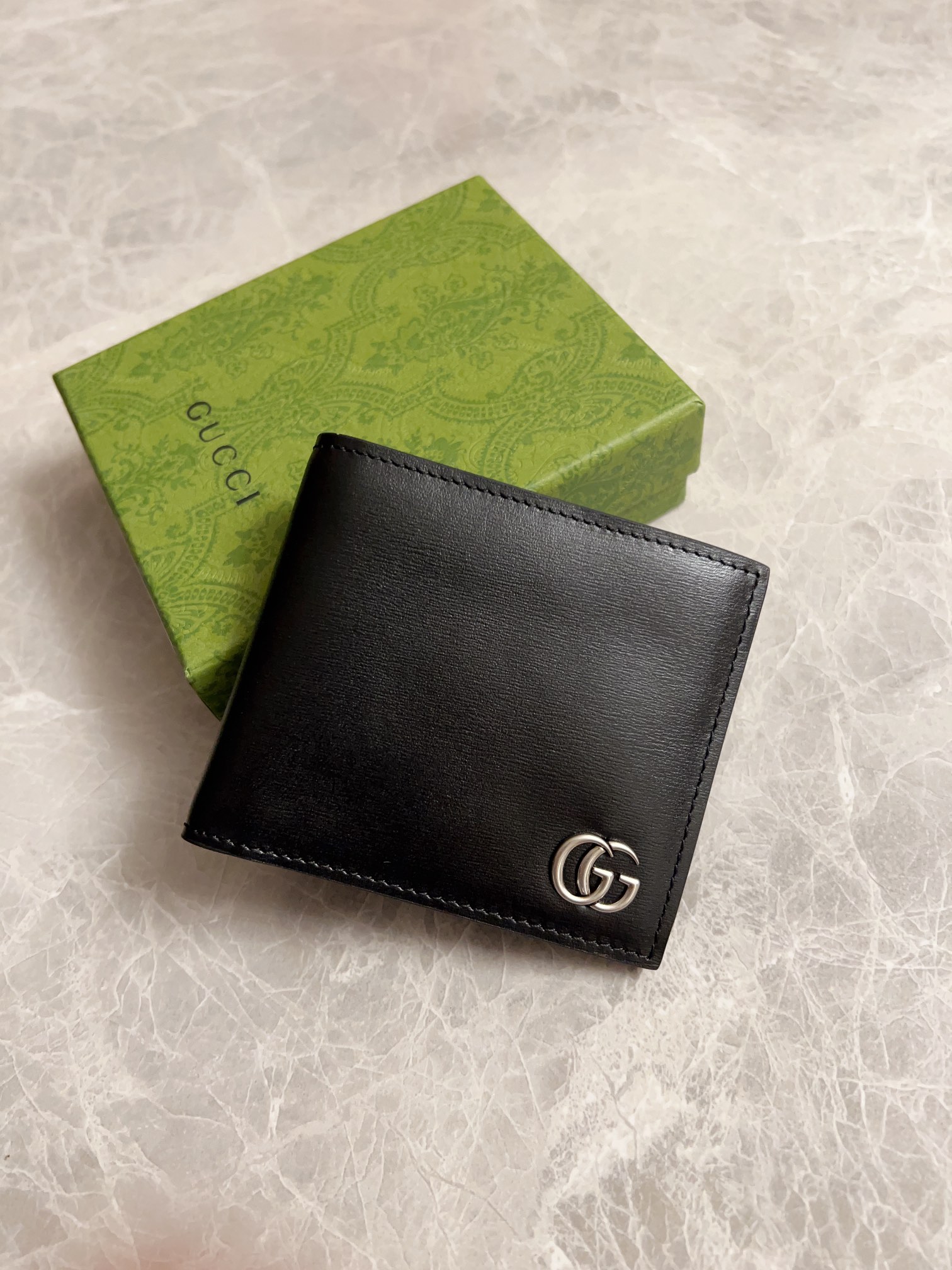 NO:674436,The latest version of the GG marmont short wallet model 428726 in the counter, the color is black, the ancient silver double G logo imported original toothpick pattern leather, perfect to the extreme, exclusive real-life photos, size 11x9x1.5cm, Gucci wallet, gucci, wallets19860909专柜最新版GG marmont 短式皮夹型号428726 ,颜色克色 ,古银双G标志进口原版牙签纹皮,完美到极致 ,独家实物实拍 尺寸11x9x1.5cm,Gucci钱包,gucci,wallets,欧美剧