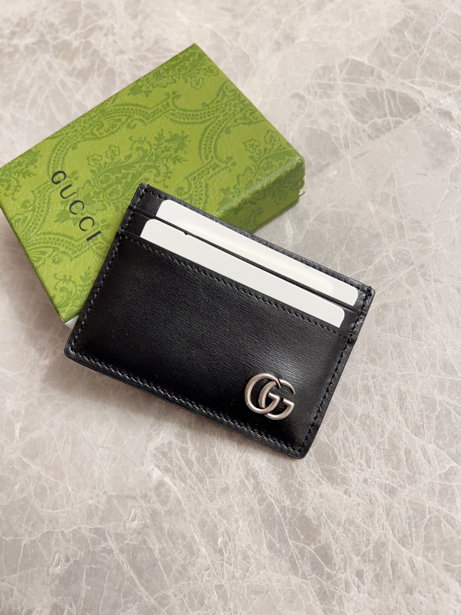 NO:672564,The latest version of the GG marmont card holder model 657588 in the counter, the color is black, the ancient silver double G logo is imported from the original toothpick pattern leather, perfect to the extreme, exclusive real shot, size 11x7cm, Gucci wallet, gucci, wallets19860909专柜最新版GG marmont 卡包型号657588 ,颜色克色 ,古银双G标志进口原版牙签纹皮,完美到极致 ,独家实物实拍 尺寸11x7cm,Gucci钱包,gucci,wallets,欧美剧