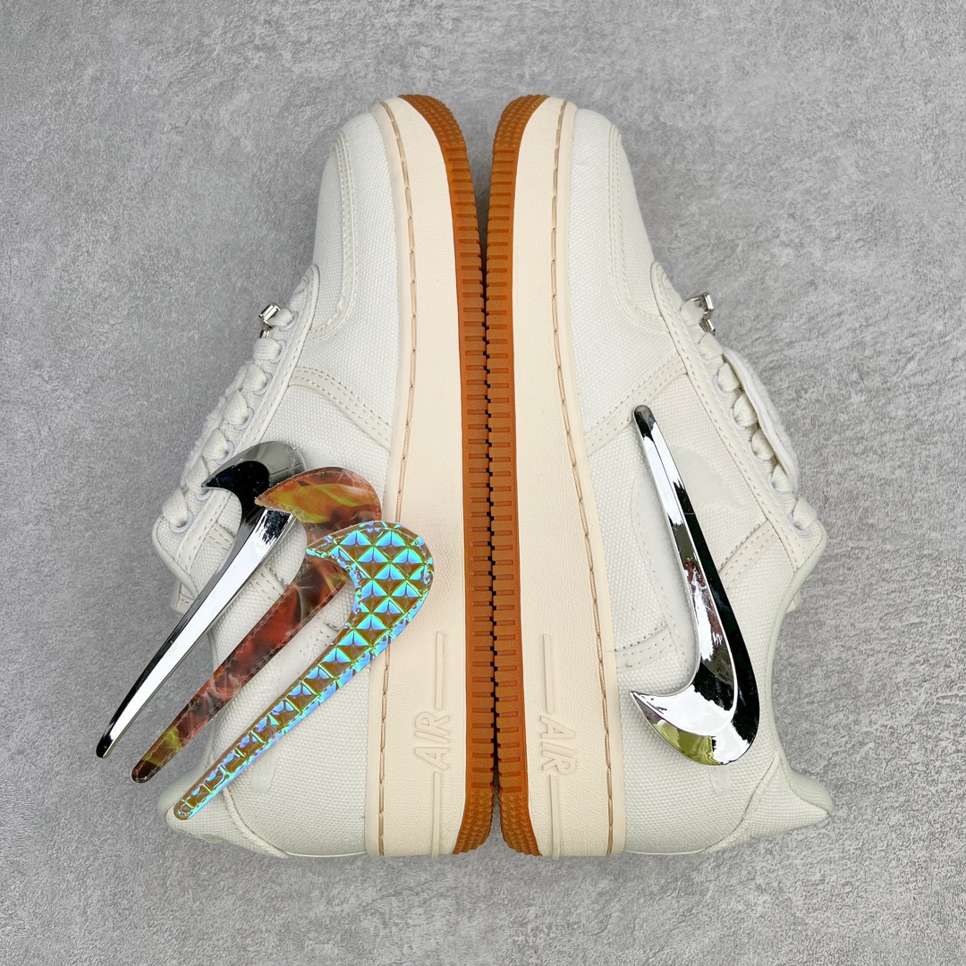 图片[4]-💰300 ＃WD纯原 Travis Scott x NK Air Force 1 TS联名换钩空军一号 米色 AQ4211-101 高端零售新支线 全套原纸板楦头开发 市场最完美空军版型 原档数据电绣 左脚纽扣章 Travis Scott 经典标志哭脸 右脚纽扣章 TS厂牌 Cactus Jack 仙人掌 原厂订制 金属钻石牙套状鞋扣 三副立体切割Swoosh 银色3D火焰 钻石3M反光 原装进口高密度帆布 原厂百宏鞋带 带夜光反光细节 原厂定制五色3M反光材料进行卷边处理 卷边工艺是属于比较高级AF1上才会出现的工艺而 3M材料卷边更是别出心裁 大底中底发泡PU+全掌AIR Sole气垫 独家原装配套 多重QC质检 超越公司货的品控标准 实实在在的免检产品 同步公司货原盒大几率过验 混卖充正 省去万元体验公司货逼格 双方真正意义上的第一次合作便是这双AFF100企划下的AF1这双鞋由Travis scott本人操刀设计 他希望用这双鞋去讲述自己的故事以及表达自己较为迷幻的说唱风格 首先材料部分 Travis选择了白色的帆布(Canvas）材料搭配生胶大底 这个设计与他自己所喜欢的Vintage风格很搭调 整双鞋最引人注目的部分莫过于双脚鞋带上面的纽扣章了 左脚上的\”哭脸\”已经成为了Travis Scott的象征性标志之一 而这个\”哭脸\”其实是Travis Scott 本人的自画像 而右脚的仙人掌形状纽扣章则为Travis Scott本人的厂牌Cactus Jack 双脚的纽扣章均可以拆卸 可谓玩味十足 而整双鞋另一个可以拆卸的部分则是鞋身的勾子Swoosh除了本身配带的银色金属质感 Swoosh外 这双鞋还额外附赠了3D火焰效果以及类似于钻石具有反光效果的Swoosh 大大提升了整双鞋的趣味性 而这双鞋的细节还远远不止这些 首先 鞋带部分的金属鞋带扣（Deubre）被Travis设计成了钻石牙套状 这样的Deubre设计乃是第一次出现 十分有趣 此外整双鞋的车线部分均使用了3M反光材料进行卷边处理 卷边工艺是属于比较高级（P以上级别的）AF1上才会出现的工艺 而3M材料卷边更是别出心裁 最后 在鞋舌的NK Air以及后跟处的NK Air Logo上 Travis将Logo进行了反转处理 并且后跟部分的Nike Air Logo是可以夜光的 算是Travis留给大家的小彩蛋 整双鞋的设计可以说是诚意满满 在提升了整双 鞋趣味性的同时也彰显了Travis Scott本人独一无二的迷幻风格 在AF100这个满是精品的企划里也算是设计最出众的一款AF1了 SIZE：36 36.5 37.5 38 38.5 39 40 40.5 41 42 42.5 43 44 44.5 45 46 47.5 编码：by3936070-运动鞋