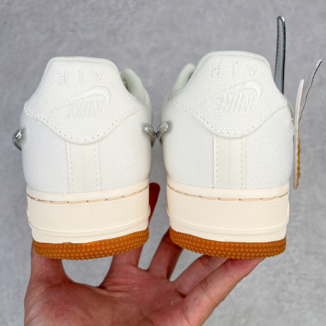 图片[7]-💰300 ＃WD纯原 Travis Scott x NK Air Force 1 TS联名换钩空军一号 米色 AQ4211-101 高端零售新支线 全套原纸板楦头开发 市场最完美空军版型 原档数据电绣 左脚纽扣章 Travis Scott 经典标志哭脸 右脚纽扣章 TS厂牌 Cactus Jack 仙人掌 原厂订制 金属钻石牙套状鞋扣 三副立体切割Swoosh 银色3D火焰 钻石3M反光 原装进口高密度帆布 原厂百宏鞋带 带夜光反光细节 原厂定制五色3M反光材料进行卷边处理 卷边工艺是属于比较高级AF1上才会出现的工艺而 3M材料卷边更是别出心裁 大底中底发泡PU+全掌AIR Sole气垫 独家原装配套 多重QC质检 超越公司货的品控标准 实实在在的免检产品 同步公司货原盒大几率过验 混卖充正 省去万元体验公司货逼格 双方真正意义上的第一次合作便是这双AFF100企划下的AF1这双鞋由Travis scott本人操刀设计 他希望用这双鞋去讲述自己的故事以及表达自己较为迷幻的说唱风格 首先材料部分 Travis选择了白色的帆布(Canvas）材料搭配生胶大底 这个设计与他自己所喜欢的Vintage风格很搭调 整双鞋最引人注目的部分莫过于双脚鞋带上面的纽扣章了 左脚上的\”哭脸\”已经成为了Travis Scott的象征性标志之一 而这个\”哭脸\”其实是Travis Scott 本人的自画像 而右脚的仙人掌形状纽扣章则为Travis Scott本人的厂牌Cactus Jack 双脚的纽扣章均可以拆卸 可谓玩味十足 而整双鞋另一个可以拆卸的部分则是鞋身的勾子Swoosh除了本身配带的银色金属质感 Swoosh外 这双鞋还额外附赠了3D火焰效果以及类似于钻石具有反光效果的Swoosh 大大提升了整双鞋的趣味性 而这双鞋的细节还远远不止这些 首先 鞋带部分的金属鞋带扣（Deubre）被Travis设计成了钻石牙套状 这样的Deubre设计乃是第一次出现 十分有趣 此外整双鞋的车线部分均使用了3M反光材料进行卷边处理 卷边工艺是属于比较高级（P以上级别的）AF1上才会出现的工艺 而3M材料卷边更是别出心裁 最后 在鞋舌的NK Air以及后跟处的NK Air Logo上 Travis将Logo进行了反转处理 并且后跟部分的Nike Air Logo是可以夜光的 算是Travis留给大家的小彩蛋 整双鞋的设计可以说是诚意满满 在提升了整双 鞋趣味性的同时也彰显了Travis Scott本人独一无二的迷幻风格 在AF100这个满是精品的企划里也算是设计最出众的一款AF1了 SIZE：36 36.5 37.5 38 38.5 39 40 40.5 41 42 42.5 43 44 44.5 45 46 47.5 编码：by3936070-运动鞋