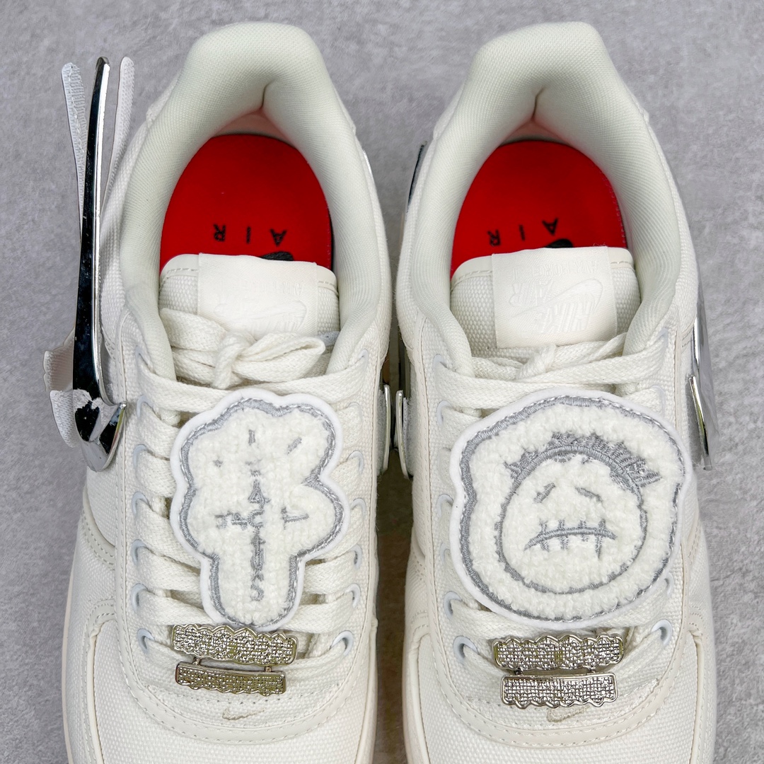 图片[6]-💰300 ＃WD纯原 Travis Scott x NK Air Force 1 TS联名换钩空军一号 米色 AQ4211-101 高端零售新支线 全套原纸板楦头开发 市场最完美空军版型 原档数据电绣 左脚纽扣章 Travis Scott 经典标志哭脸 右脚纽扣章 TS厂牌 Cactus Jack 仙人掌 原厂订制 金属钻石牙套状鞋扣 三副立体切割Swoosh 银色3D火焰 钻石3M反光 原装进口高密度帆布 原厂百宏鞋带 带夜光反光细节 原厂定制五色3M反光材料进行卷边处理 卷边工艺是属于比较高级AF1上才会出现的工艺而 3M材料卷边更是别出心裁 大底中底发泡PU+全掌AIR Sole气垫 独家原装配套 多重QC质检 超越公司货的品控标准 实实在在的免检产品 同步公司货原盒大几率过验 混卖充正 省去万元体验公司货逼格 双方真正意义上的第一次合作便是这双AFF100企划下的AF1这双鞋由Travis scott本人操刀设计 他希望用这双鞋去讲述自己的故事以及表达自己较为迷幻的说唱风格 首先材料部分 Travis选择了白色的帆布(Canvas）材料搭配生胶大底 这个设计与他自己所喜欢的Vintage风格很搭调 整双鞋最引人注目的部分莫过于双脚鞋带上面的纽扣章了 左脚上的\”哭脸\”已经成为了Travis Scott的象征性标志之一 而这个\”哭脸\”其实是Travis Scott 本人的自画像 而右脚的仙人掌形状纽扣章则为Travis Scott本人的厂牌Cactus Jack 双脚的纽扣章均可以拆卸 可谓玩味十足 而整双鞋另一个可以拆卸的部分则是鞋身的勾子Swoosh除了本身配带的银色金属质感 Swoosh外 这双鞋还额外附赠了3D火焰效果以及类似于钻石具有反光效果的Swoosh 大大提升了整双鞋的趣味性 而这双鞋的细节还远远不止这些 首先 鞋带部分的金属鞋带扣（Deubre）被Travis设计成了钻石牙套状 这样的Deubre设计乃是第一次出现 十分有趣 此外整双鞋的车线部分均使用了3M反光材料进行卷边处理 卷边工艺是属于比较高级（P以上级别的）AF1上才会出现的工艺 而3M材料卷边更是别出心裁 最后 在鞋舌的NK Air以及后跟处的NK Air Logo上 Travis将Logo进行了反转处理 并且后跟部分的Nike Air Logo是可以夜光的 算是Travis留给大家的小彩蛋 整双鞋的设计可以说是诚意满满 在提升了整双 鞋趣味性的同时也彰显了Travis Scott本人独一无二的迷幻风格 在AF100这个满是精品的企划里也算是设计最出众的一款AF1了 SIZE：36 36.5 37.5 38 38.5 39 40 40.5 41 42 42.5 43 44 44.5 45 46 47.5 编码：by3936070-运动鞋