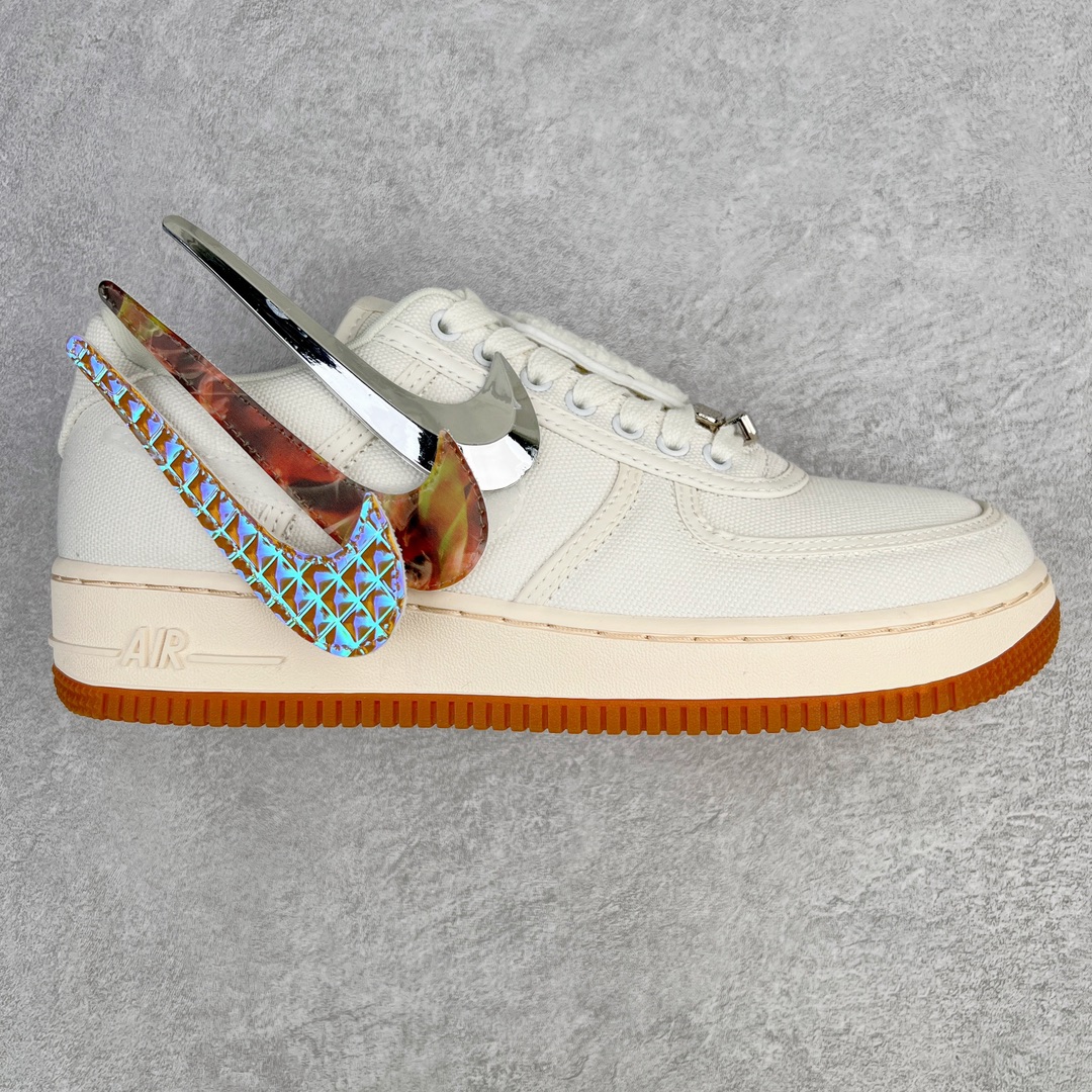 💰300 ＃WD纯原 Travis Scott x NK Air Force 1 TS联名换钩空军一号 米色 AQ4211-101 高端零售新支线 全套原纸板楦头开发 市场最完美空军版型 原档数据电绣 左脚纽扣章 Travis Scott 经典标志哭脸 右脚纽扣章 TS厂牌 Cactus Jack 仙人掌 原厂订制 金属钻石牙套状鞋扣 三副立体切割Swoosh 银色3D火焰 钻石3M反光 原装进口高密度帆布 原厂百宏鞋带 带夜光反光细节 原厂定制五色3M反光材料进行卷边处理 卷边工艺是属于比较高级AF1上才会出现的工艺而 3M材料卷边更是别出心裁 大底中底发泡PU+全掌AIR Sole气垫 独家原装配套 多重QC质检 超越公司货的品控标准 实实在在的免检产品 同步公司货原盒大几率过验 混卖充正 省去万元体验公司货逼格 双方真正意义上的第一次合作便是这双AFF100企划下的AF1这双鞋由Travis scott本人操刀设计 他希望用这双鞋去讲述自己的故事以及表达自己较为迷幻的说唱风格 首先材料部分 Travis选择了白色的帆布(Canvas）材料搭配生胶大底 这个设计与他自己所喜欢的Vintage风格很搭调 整双鞋最引人注目的部分莫过于双脚鞋带上面的纽扣章了 左脚上的\”哭脸\”已经成为了Travis Scott的象征性标志之一 而这个\”哭脸\”其实是Travis Scott 本人的自画像 而右脚的仙人掌形状纽扣章则为Travis Scott本人的厂牌Cactus Jack 双脚的纽扣章均可以拆卸 可谓玩味十足 而整双鞋另一个可以拆卸的部分则是鞋身的勾子Swoosh除了本身配带的银色金属质感 Swoosh外 这双鞋还额外附赠了3D火焰效果以及类似于钻石具有反光效果的Swoosh 大大提升了整双鞋的趣味性 而这双鞋的细节还远远不止这些 首先 鞋带部分的金属鞋带扣（Deubre）被Travis设计成了钻石牙套状 这样的Deubre设计乃是第一次出现 十分有趣 此外整双鞋的车线部分均使用了3M反光材料进行卷边处理 卷边工艺是属于比较高级（P以上级别的）AF1上才会出现的工艺 而3M材料卷边更是别出心裁 最后 在鞋舌的NK Air以及后跟处的NK Air Logo上 Travis将Logo进行了反转处理 并且后跟部分的Nike Air Logo是可以夜光的 算是Travis留给大家的小彩蛋 整双鞋的设计可以说是诚意满满 在提升了整双 鞋趣味性的同时也彰显了Travis Scott本人独一无二的迷幻风格 在AF100这个满是精品的企划里也算是设计最出众的一款AF1了 SIZE：36 36.5 37.5 38 38.5 39 40 40.5 41 42 42.5 43 44 44.5 45 46 47.5 编码：by3936070-运动鞋