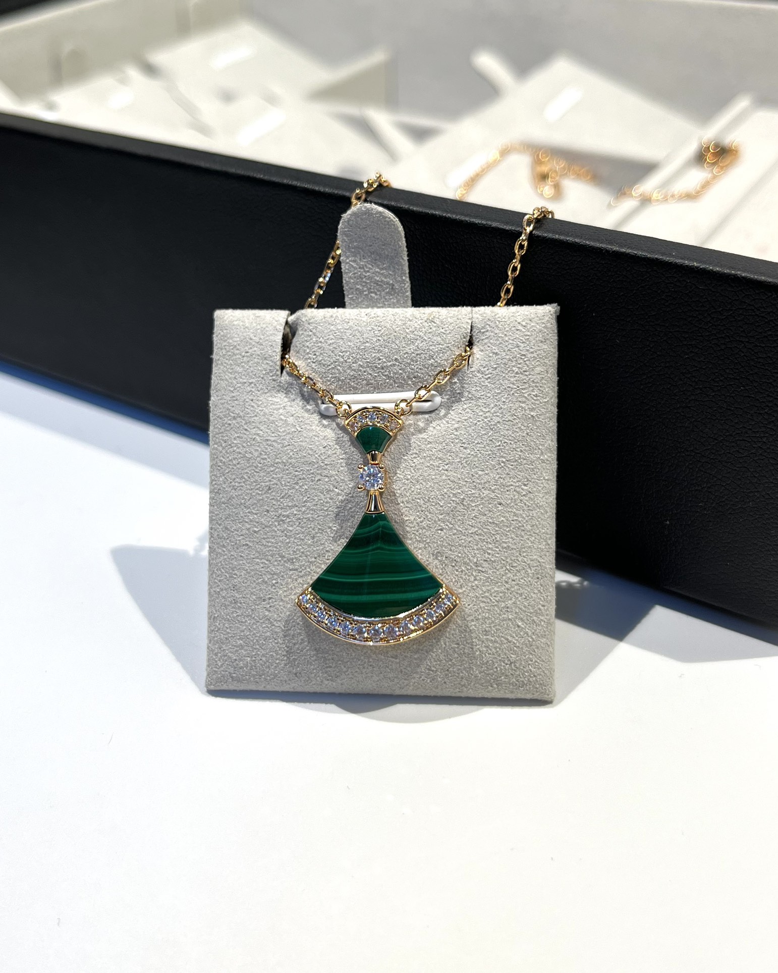 批发价💰165
Bv Divas' Dream系列 孔雀石裙子项链 
品相完美，细节无敌，天然白贝那种独特的纹路和色泽完全无可挑剔，
再缀以经典扇子外形设计，简约之余却又优雅夺目，白贝母与玫瑰金的组合更显气色，上身雅致动人。