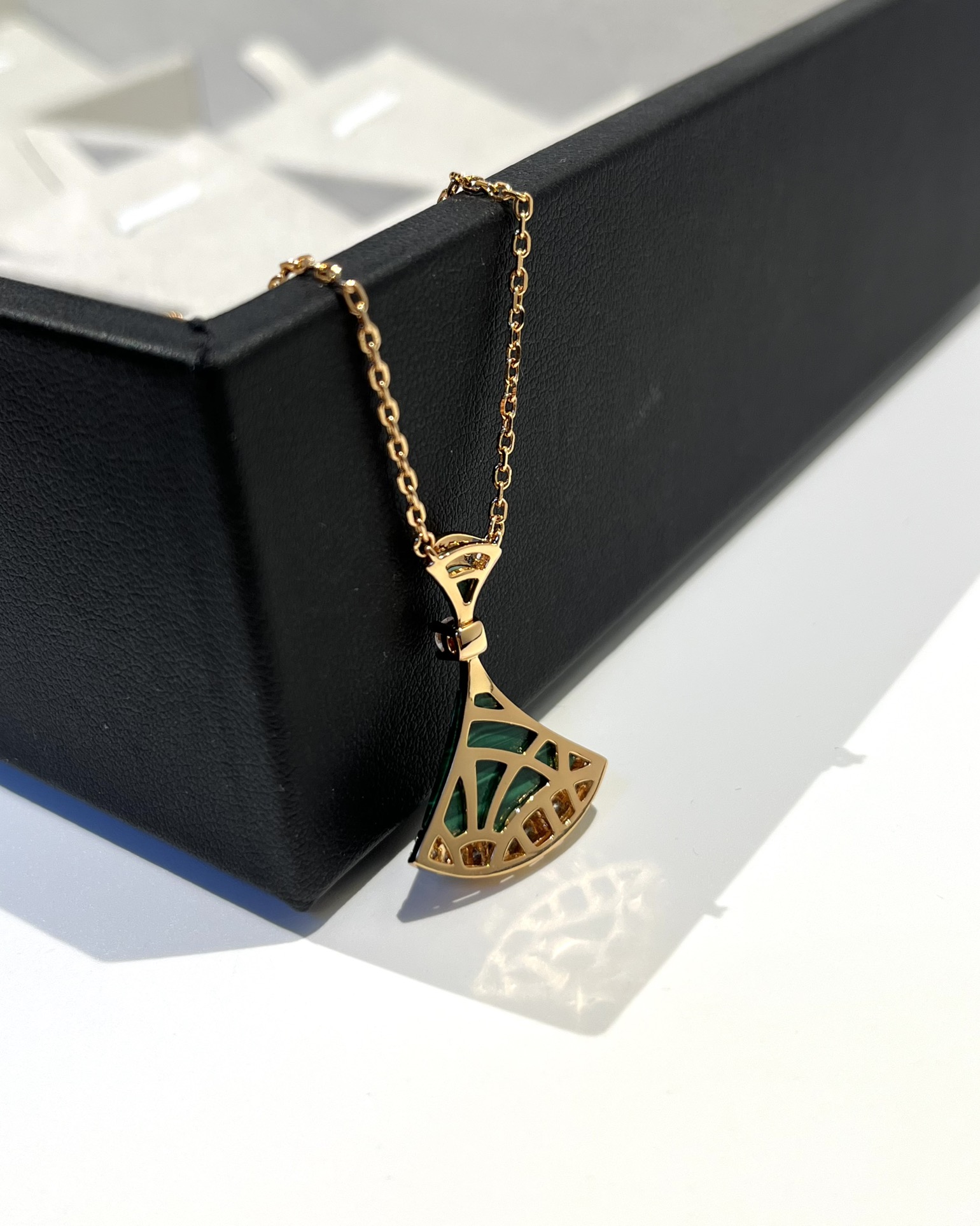 批发价💰165
Bv Divas' Dream系列 孔雀石裙子项链 
品相完美，细节无敌，天然白贝那种独特的纹路和色泽完全无可挑剔，
再缀以经典扇子外形设计，简约之余却又优雅夺目，白贝母与玫瑰金的组合更显气色，上身雅致动人。