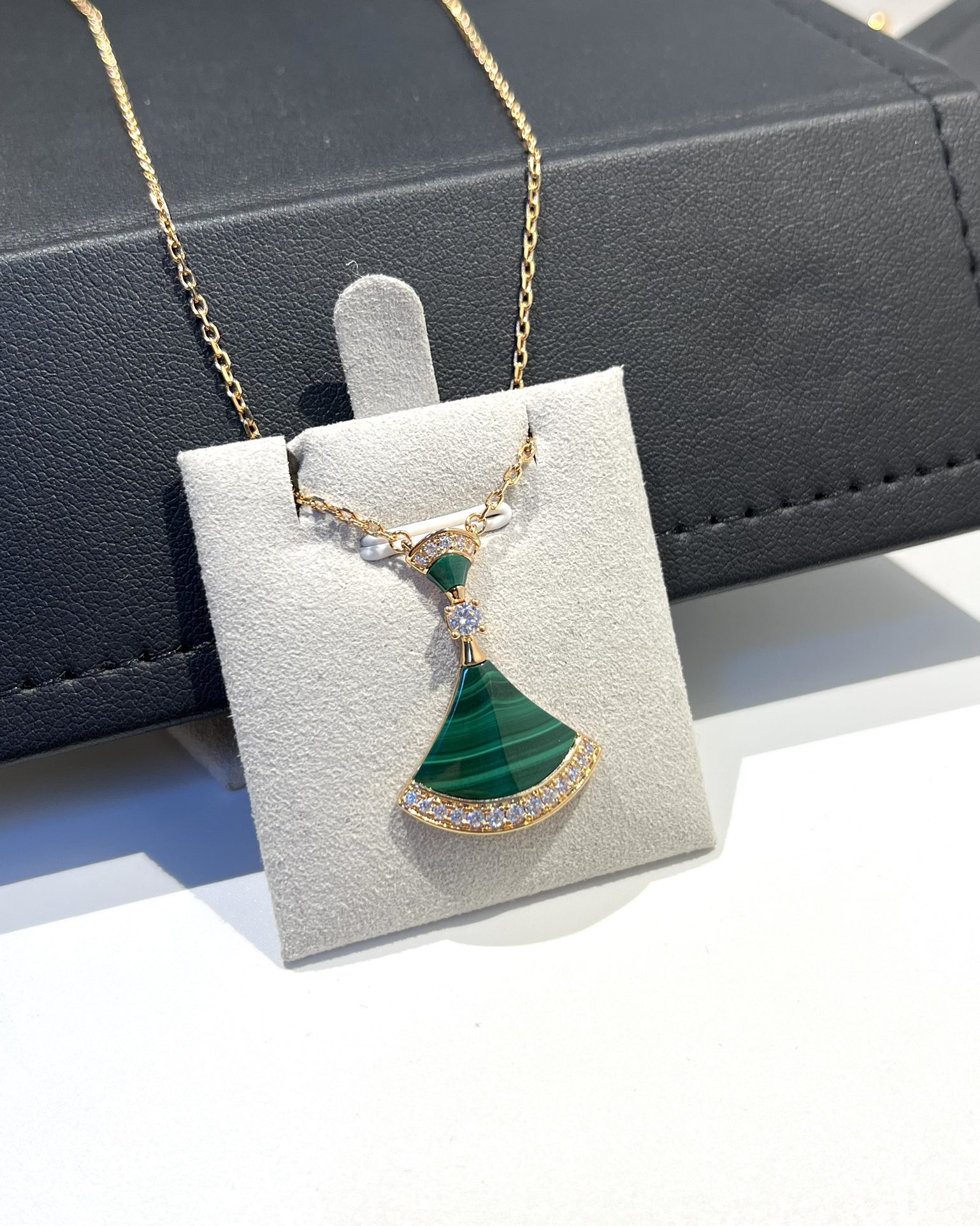 批发价💰165
Bv Divas' Dream系列 孔雀石裙子项链 
品相完美，细节无敌，天然白贝那种独特的纹路和色泽完全无可挑剔，
再缀以经典扇子外形设计，简约之余却又优雅夺目，白贝母与玫瑰金的组合更显气色，上身雅致动人。