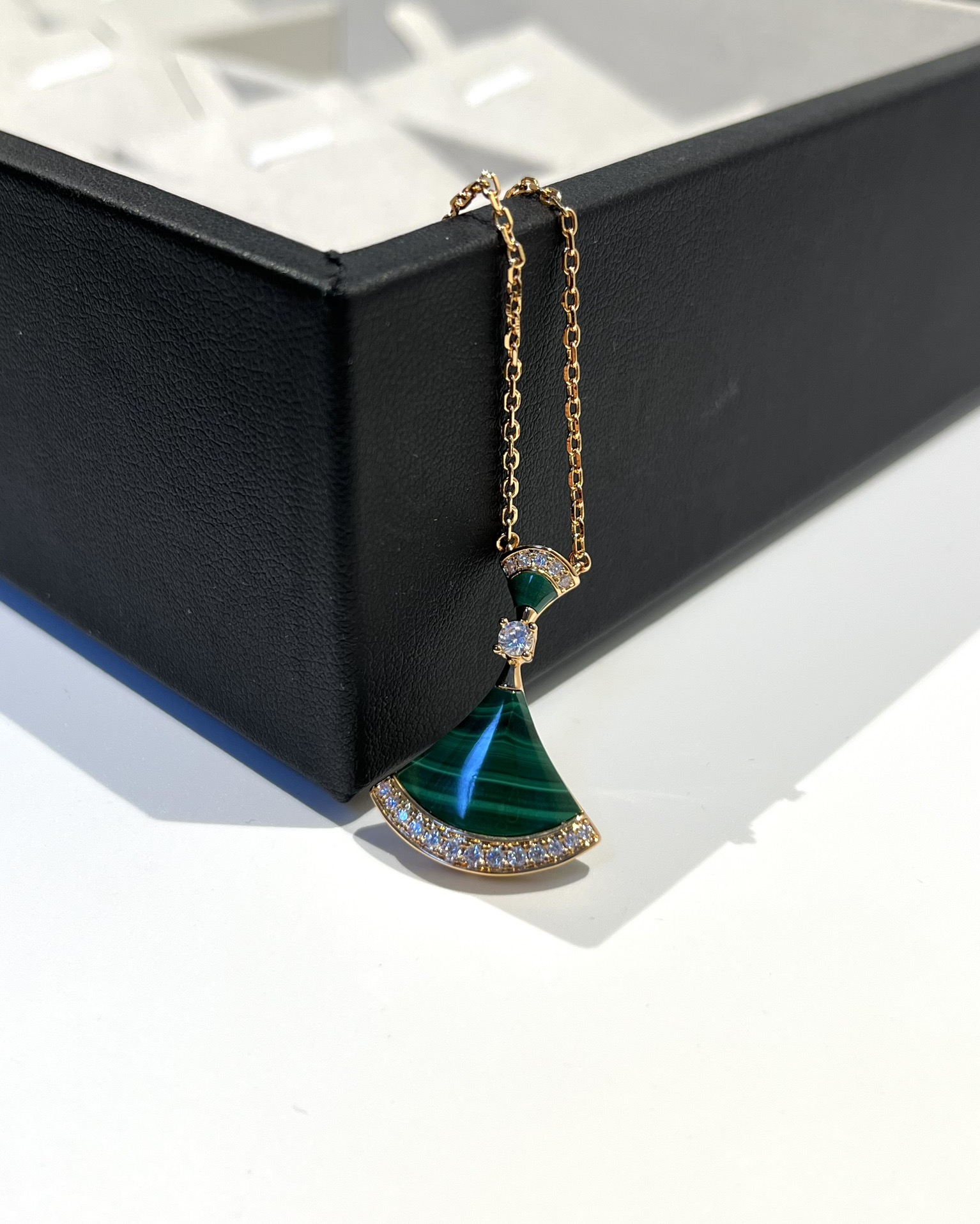 批发价💰165
Bv Divas' Dream系列 孔雀石裙子项链 
品相完美，细节无敌，天然白贝那种独特的纹路和色泽完全无可挑剔，
再缀以经典扇子外形设计，简约之余却又优雅夺目，白贝母与玫瑰金的组合更显气色，上身雅致动人。