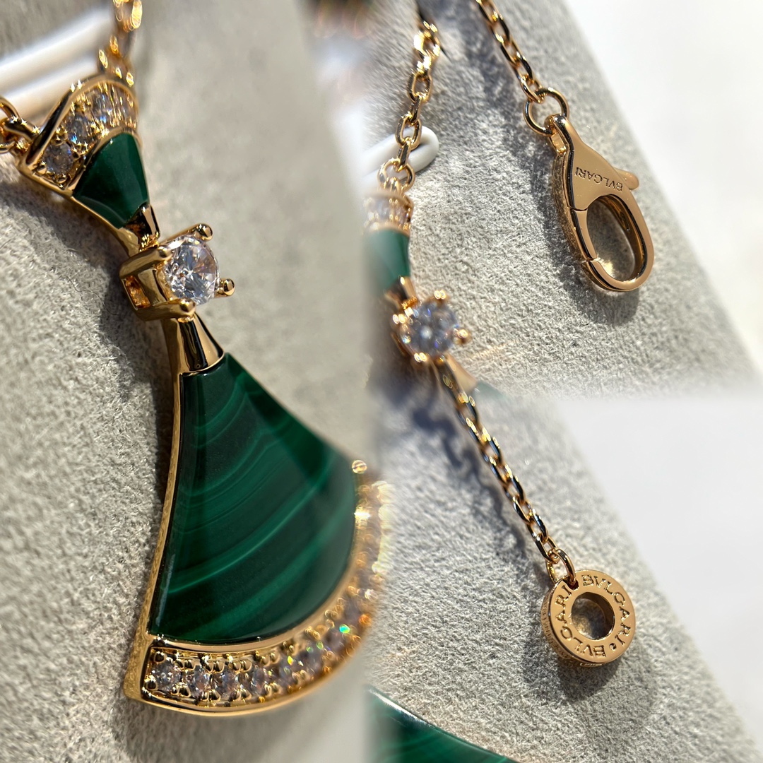 批发价💰165
Bv Divas' Dream系列 孔雀石裙子项链 
品相完美，细节无敌，天然白贝那种独特的纹路和色泽完全无可挑剔，
再缀以经典扇子外形设计，简约之余却又优雅夺目，白贝母与玫瑰金的组合更显气色，上身雅致动人。