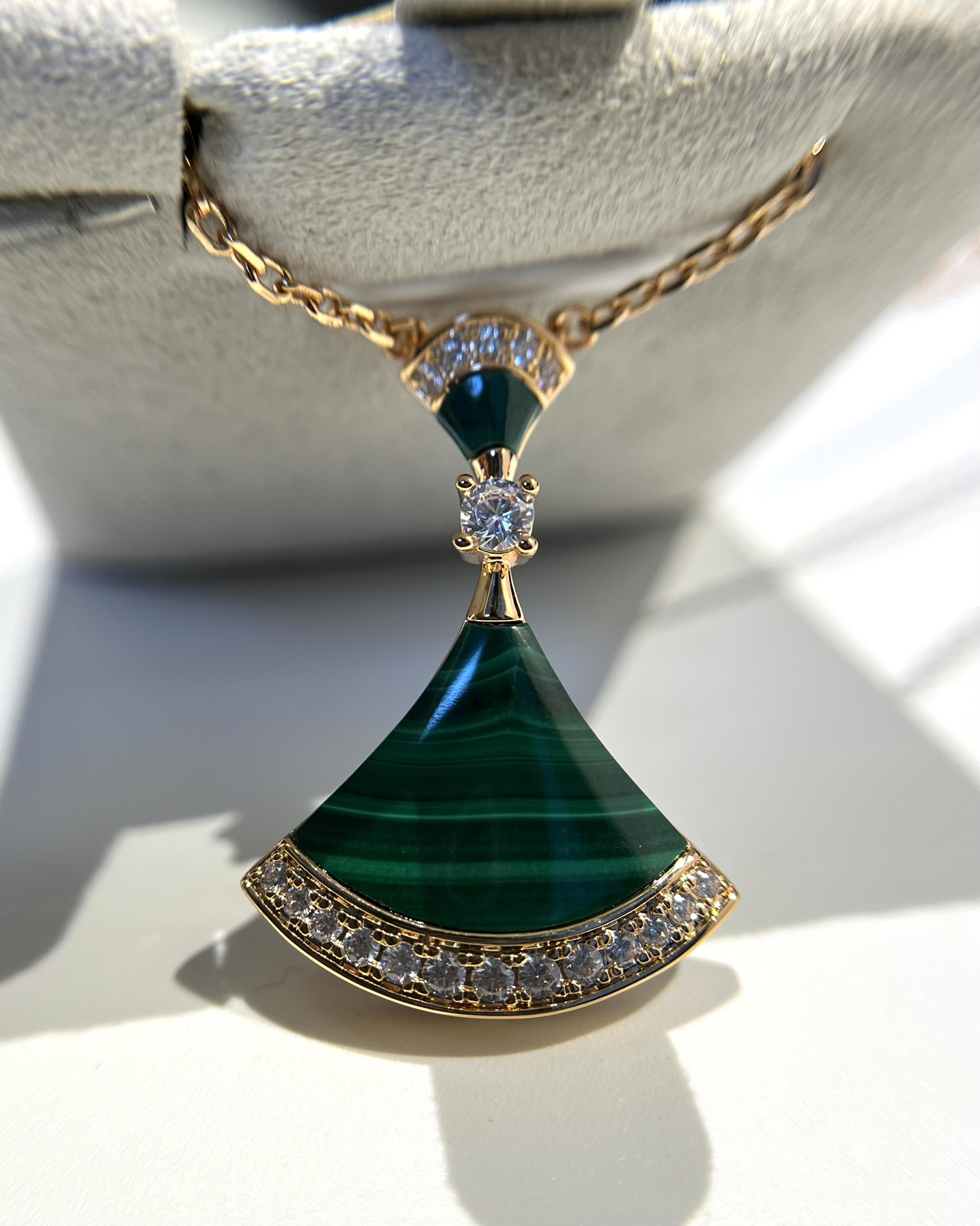 批发价💰165
Bv Divas' Dream系列 孔雀石裙子项链 
品相完美，细节无敌，天然白贝那种独特的纹路和色泽完全无可挑剔，
再缀以经典扇子外形设计，简约之余却又优雅夺目，白贝母与玫瑰金的组合更显气色，上身雅致动人。